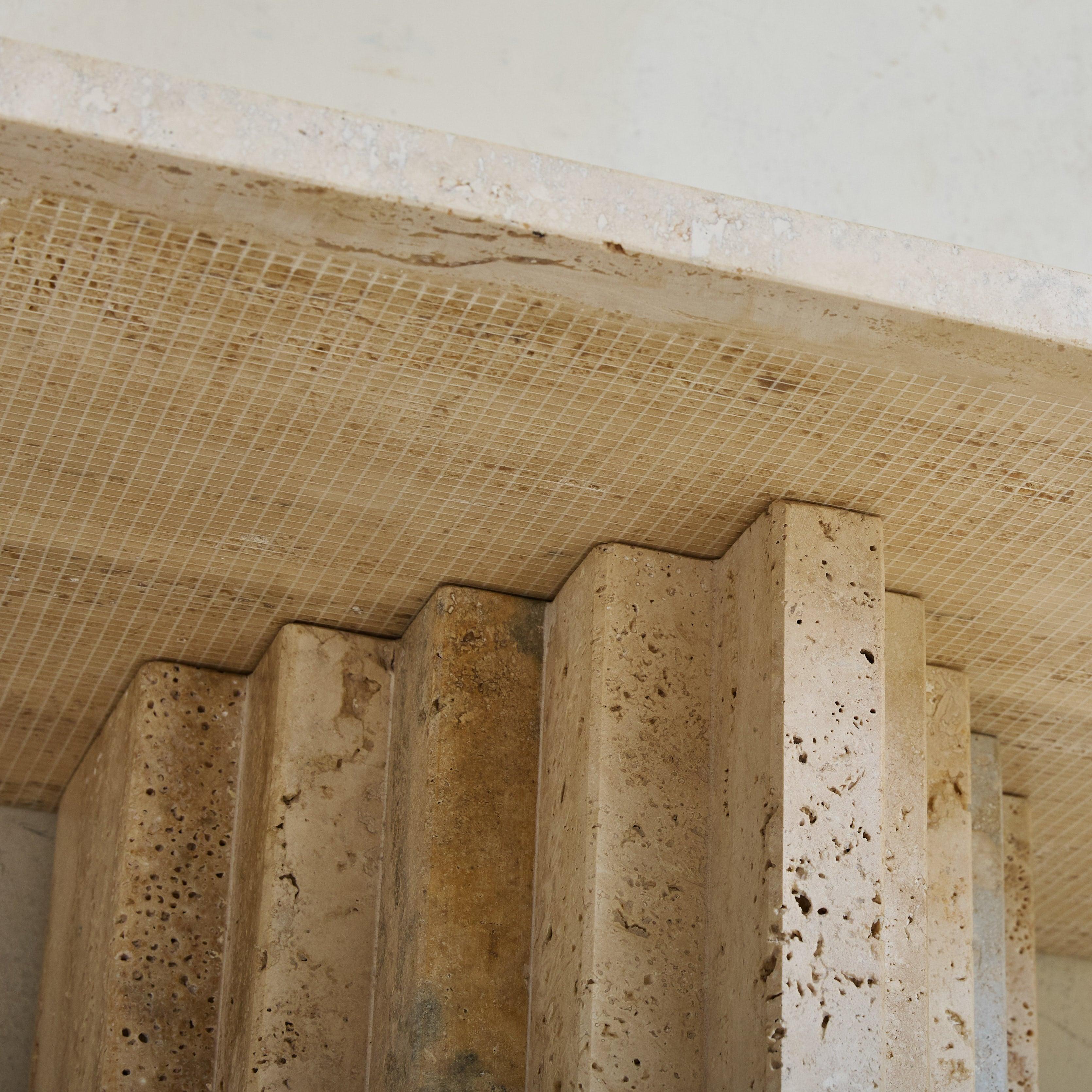 Console italienne en travertin dans le style de Carlo Scarpa, années 1970 - 2 Disponibles en vente 4