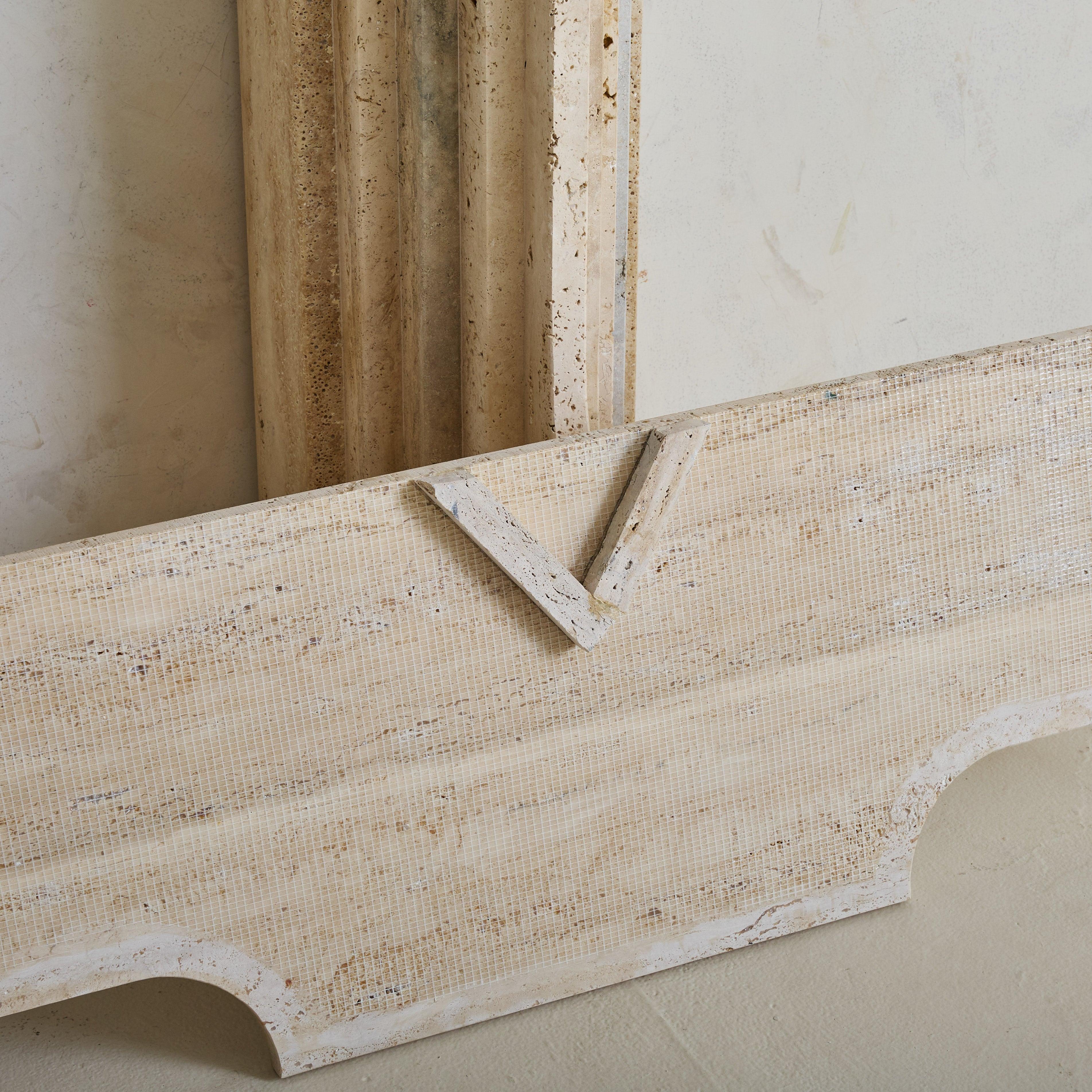 Console italienne en travertin dans le style de Carlo Scarpa, années 1970 - 2 Disponibles en vente 5