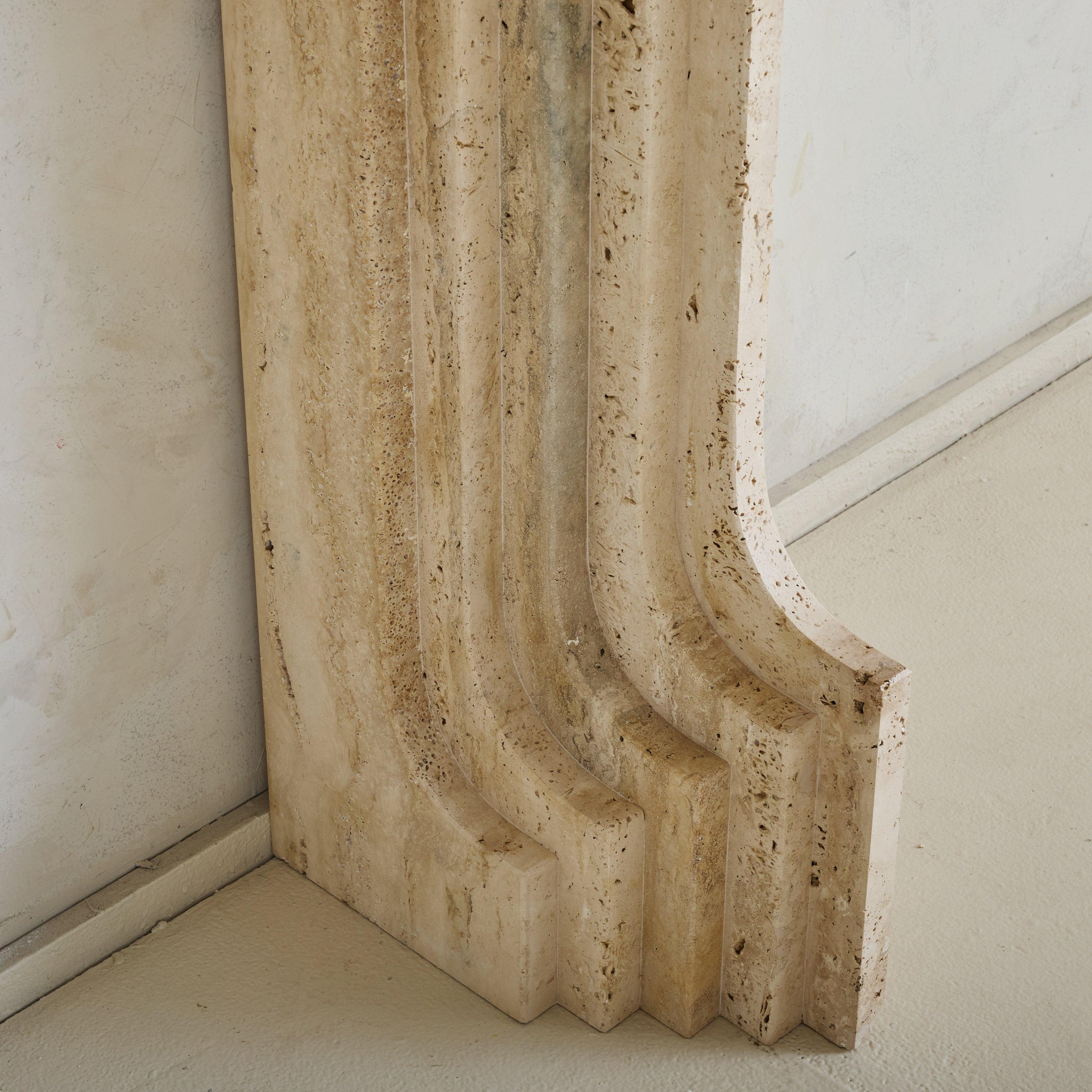 Moderne Console italienne en travertin dans le style de Carlo Scarpa, années 1970 - 2 Disponibles en vente
