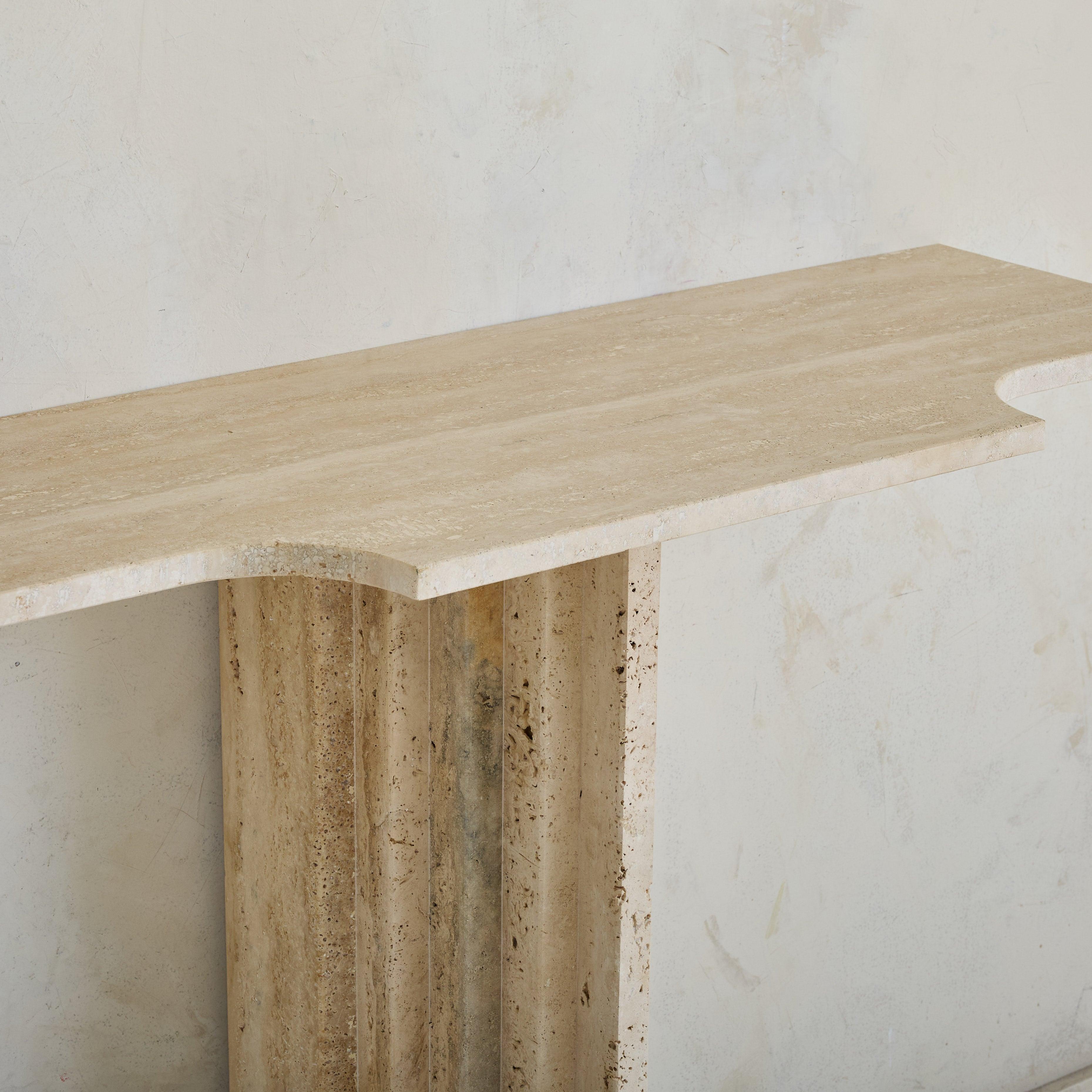Console italienne en travertin dans le style de Carlo Scarpa, années 1970 - 2 Disponibles Bon état - En vente à Chicago, IL