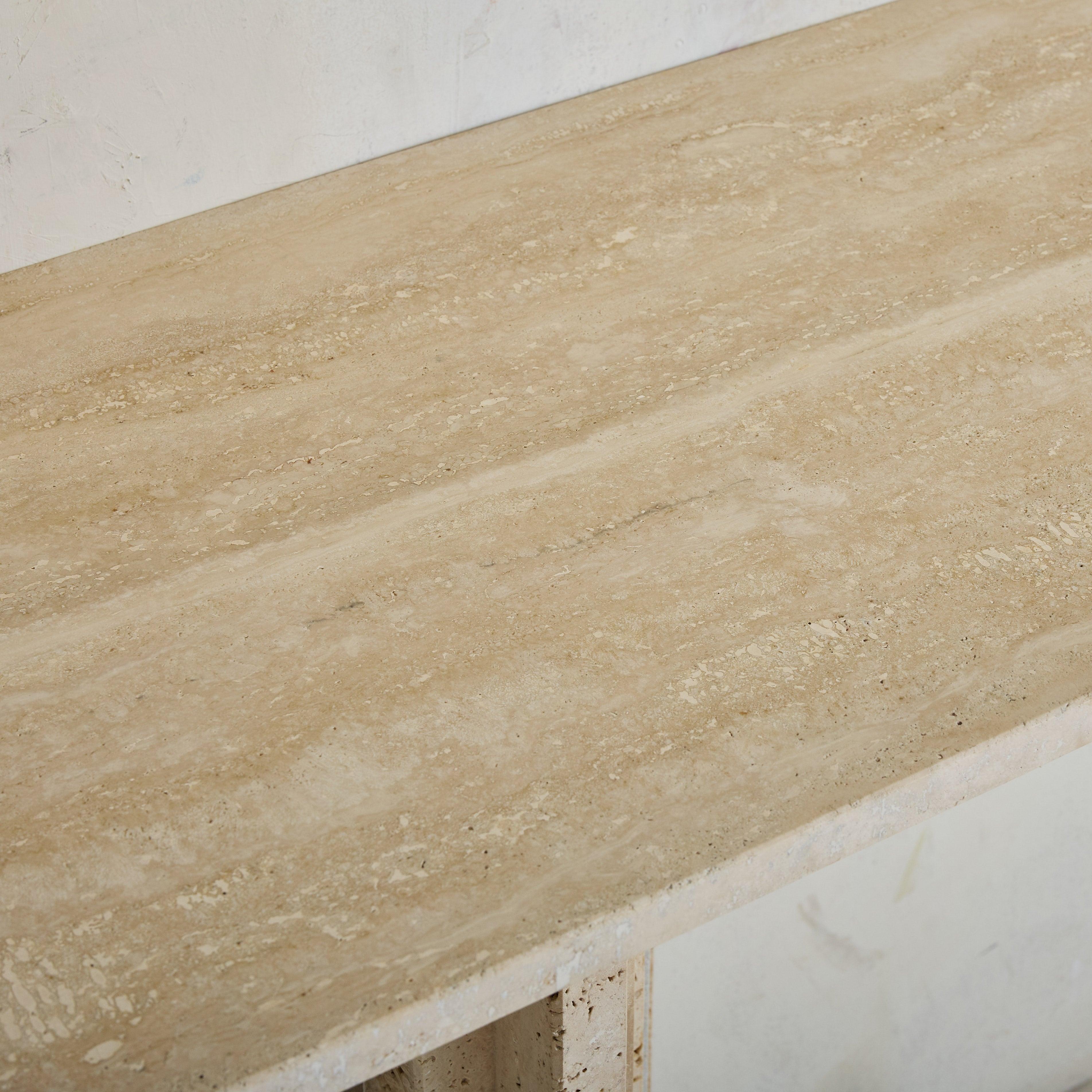 Fin du 20e siècle Console italienne en travertin dans le style de Carlo Scarpa, années 1970 - 2 Disponibles en vente