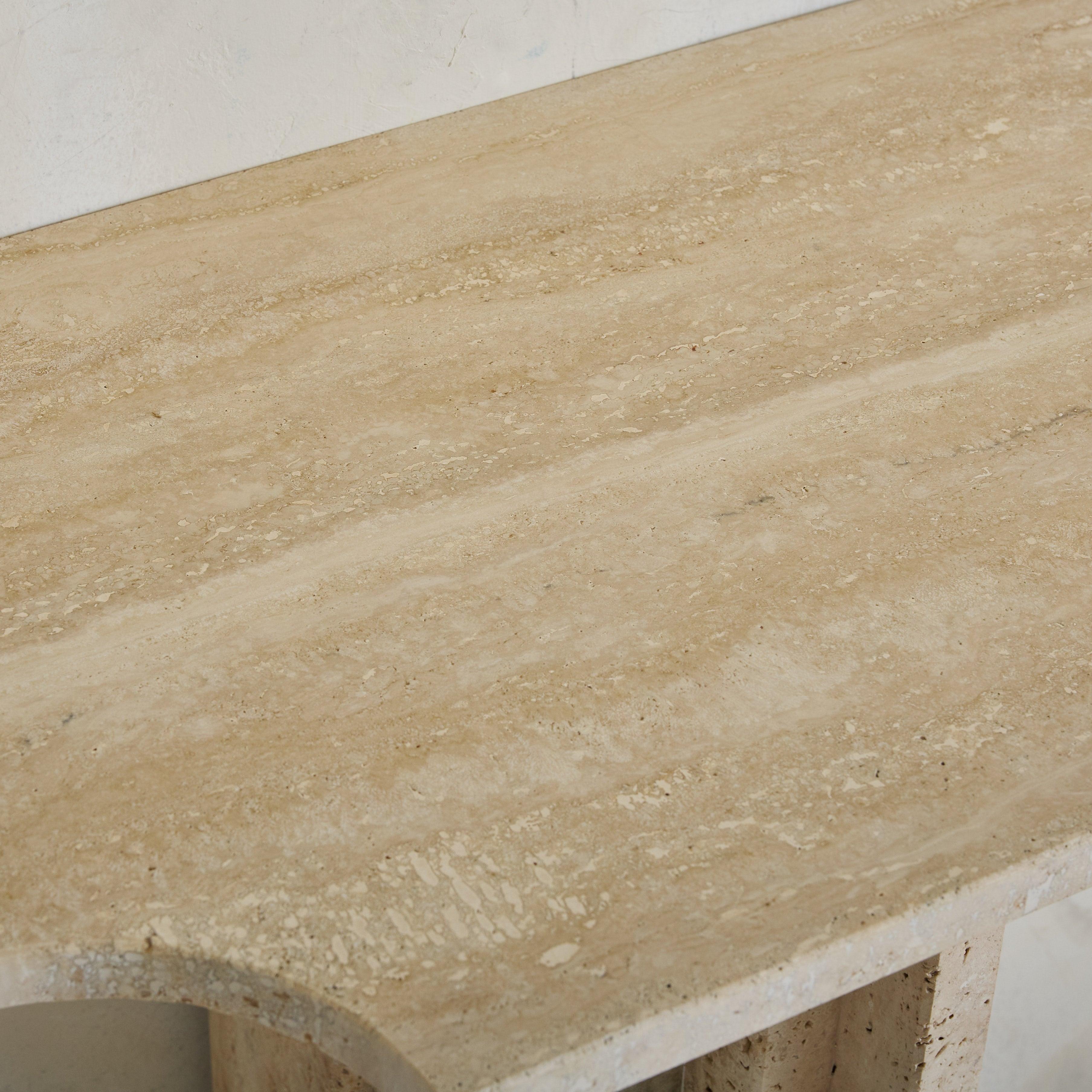 Console italienne en travertin dans le style de Carlo Scarpa, années 1970 - 2 Disponibles en vente 1