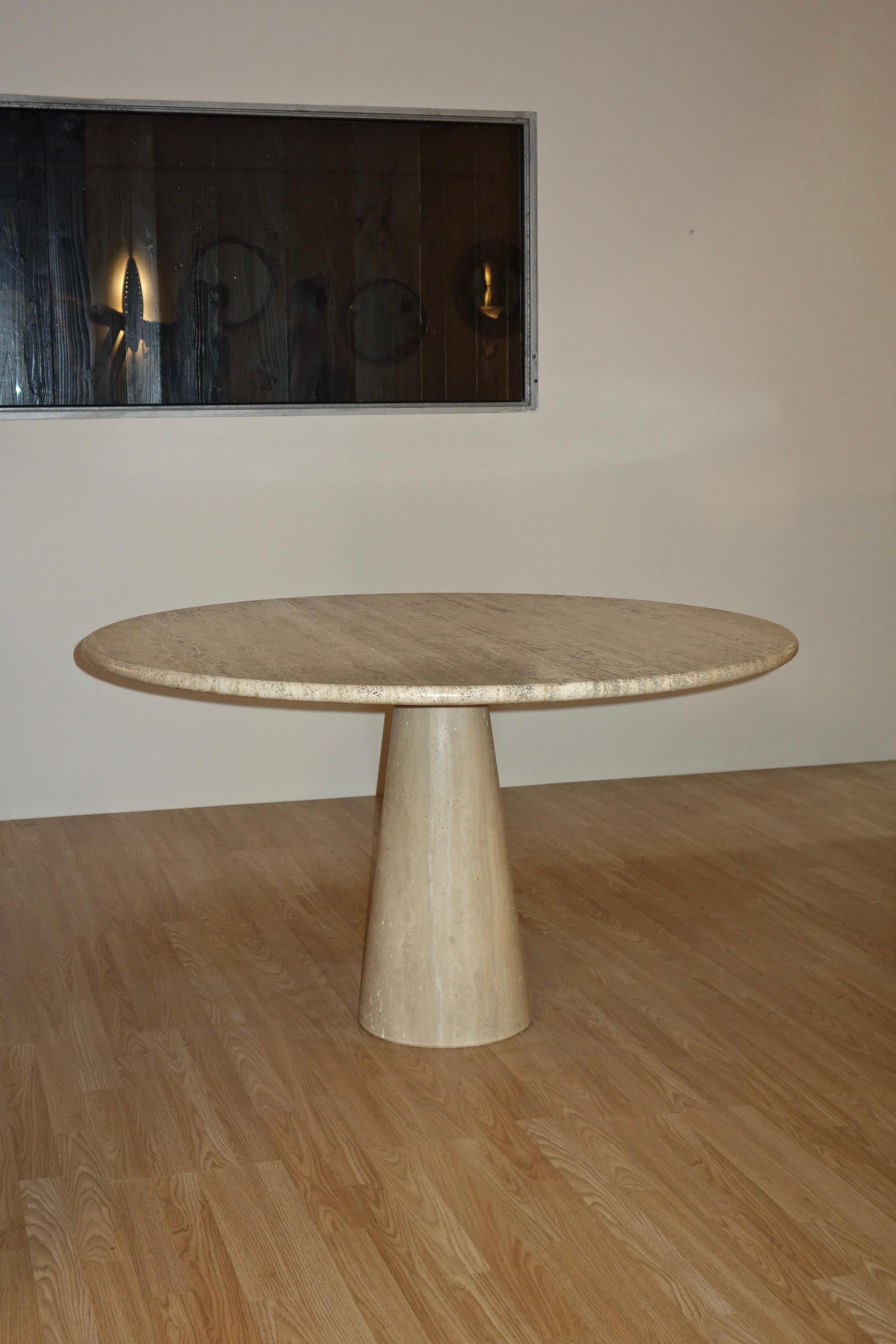 Table de salle à manger italienne en travertin des années 1970 dans le style des productions d'Angelo Mangiarotti. 

Modèle avec un très beau veinage sur sa partie supérieure, en parfait état d'origine. 

Diamètre approximatif de 130 cm avec une
