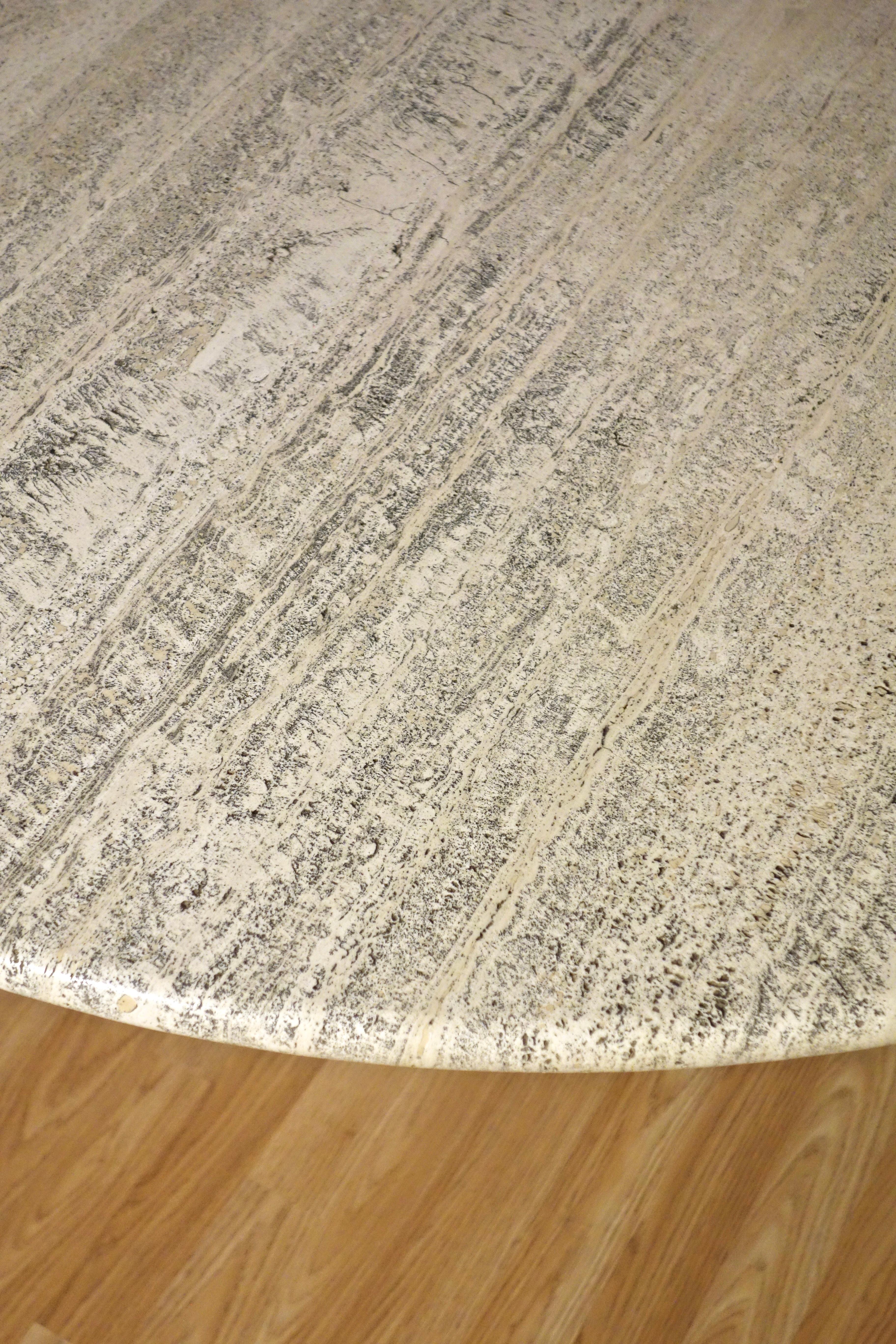 Table de salle à manger italienne en travertin style Mangiarotti 1970 en vente 1