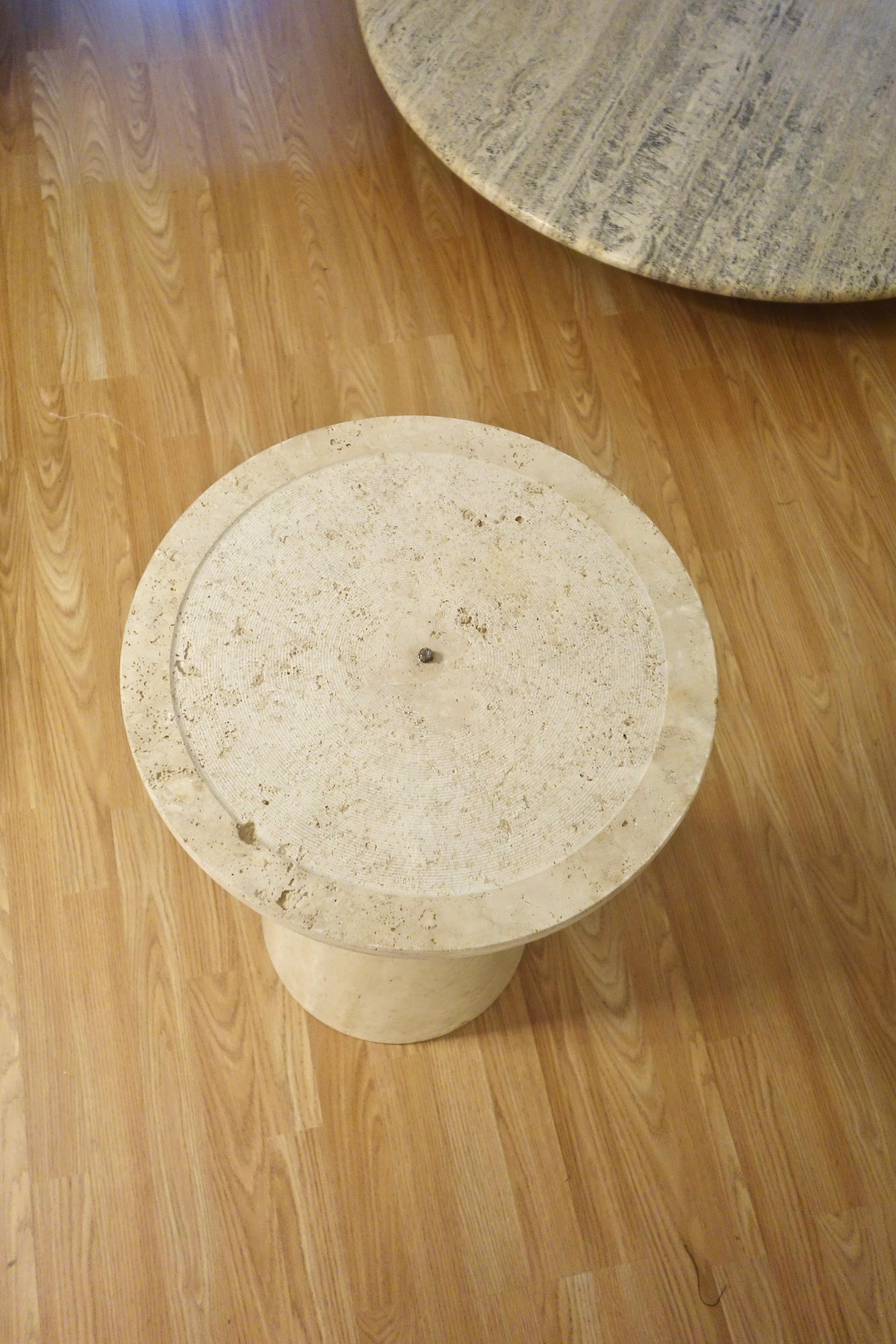Table de salle à manger italienne en travertin style Mangiarotti 1970 en vente 2