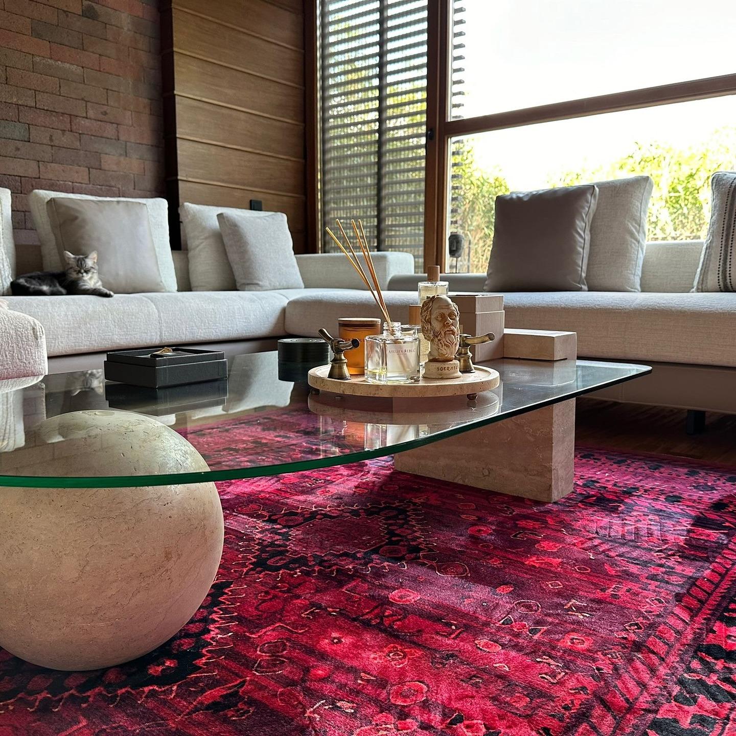 Turc Table basse italienne en verre travertin - Table basse centrale en travertin en vente