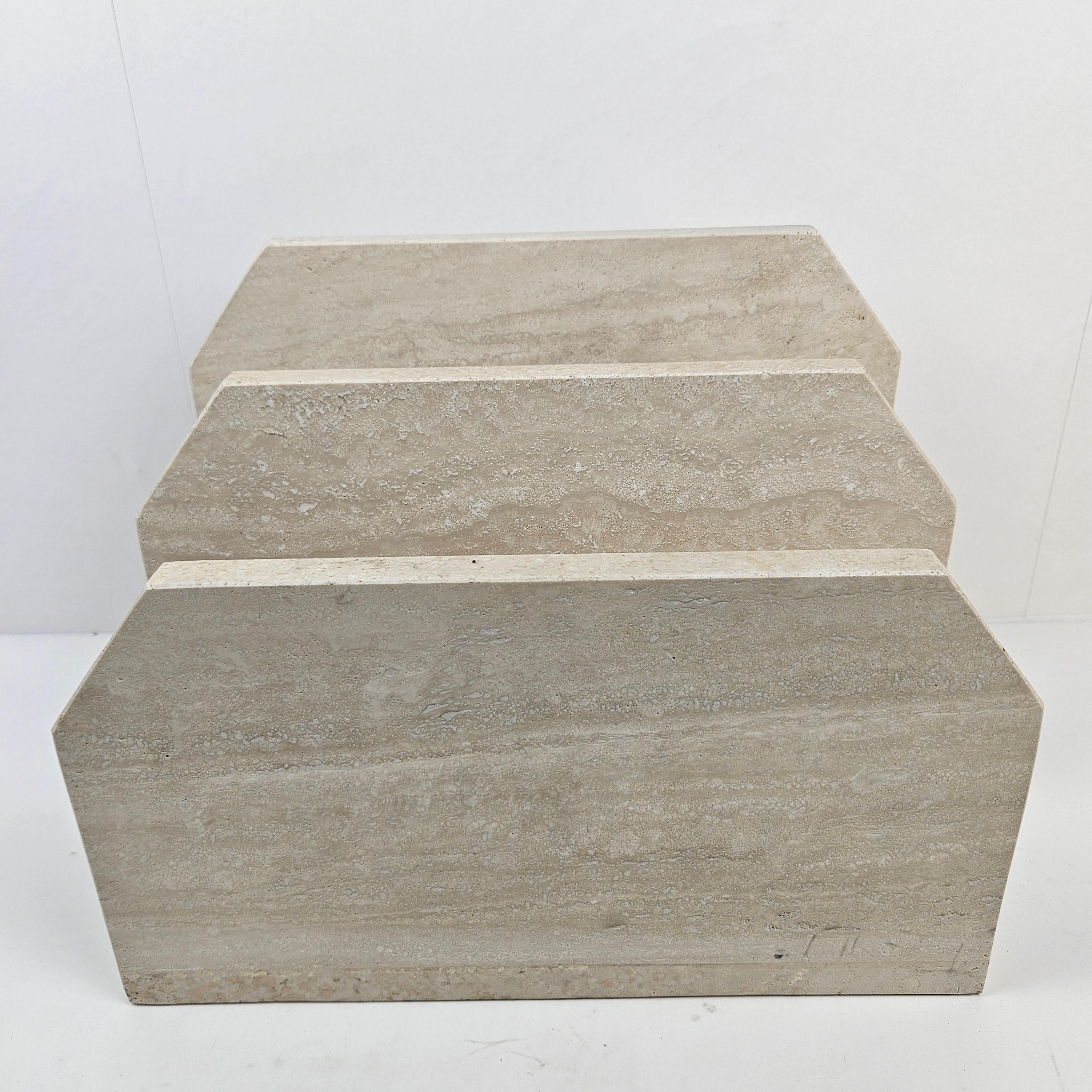 Very nice travertine magazine rack made in Italy in the 90's.

It is made of beautiful travertine. 
Please take notice of the very nice patterns.

It is in very good condition, one tiny chip (see picture).

We work with professional packers and