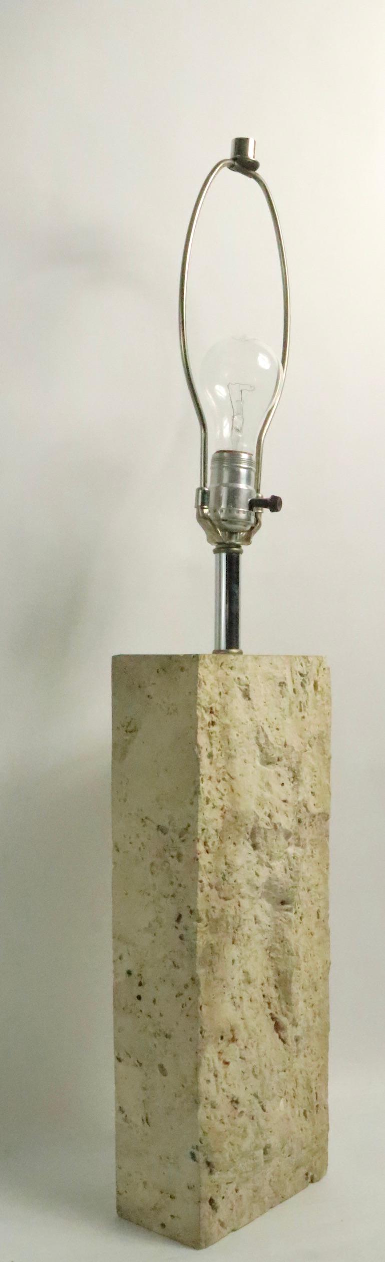 Italienische Tischlampe aus Travertin-Marmor in Blockform im Angebot 5