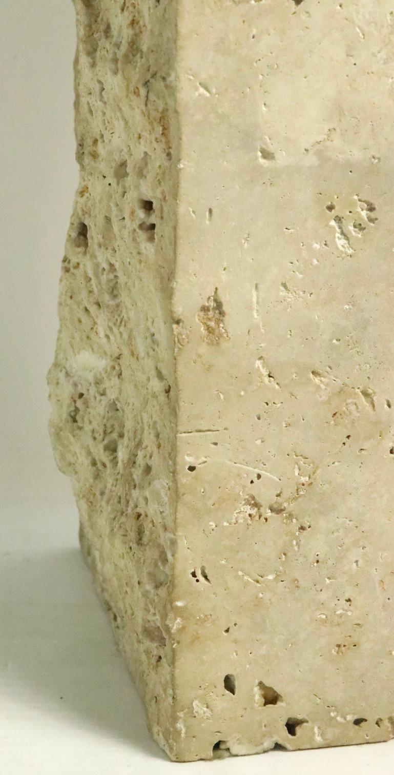 Italienische Tischlampe aus Travertin-Marmor in Blockform im Angebot 9