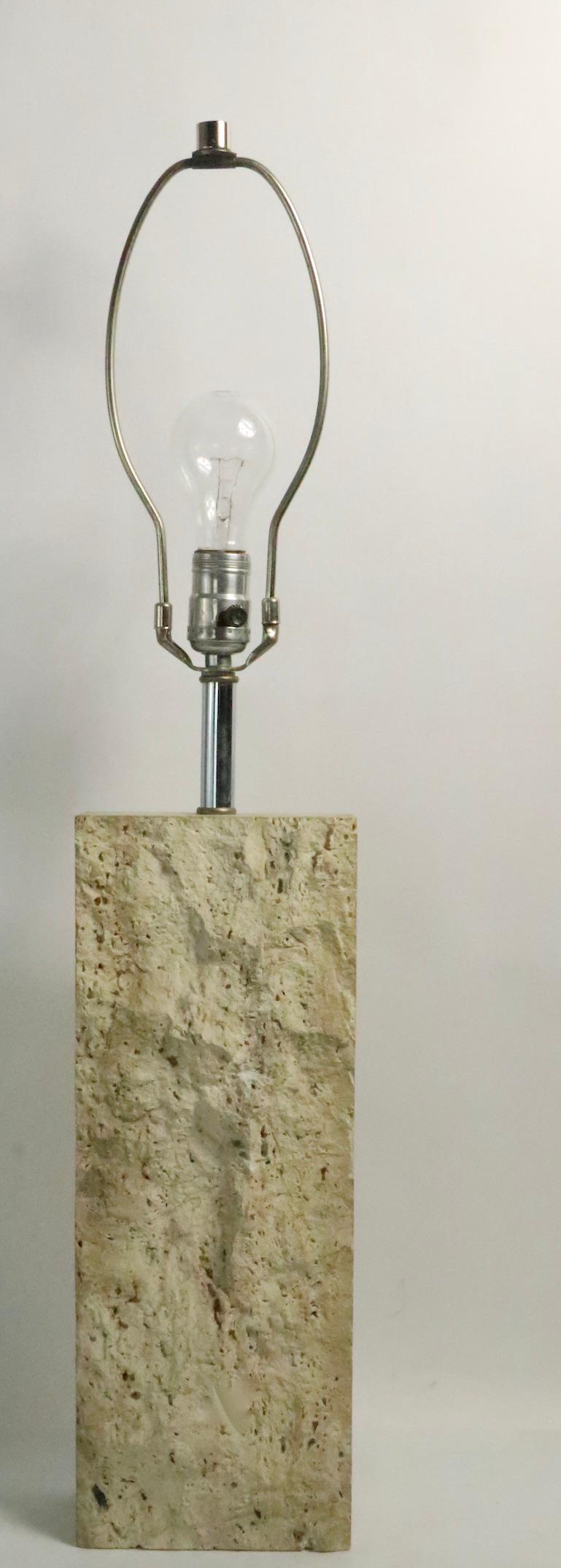 Schicke und raffinierte Tischlampe aus Travertin mit einer ungewöhnlichen, rauen Oberfläche auf der Vorderseite.
Made in Italy, ca. 1970er Jahre, original, funktionstüchtig, sauber und einsatzbereit.
Die Lampe kann mit einer Standard-Schraubbirne