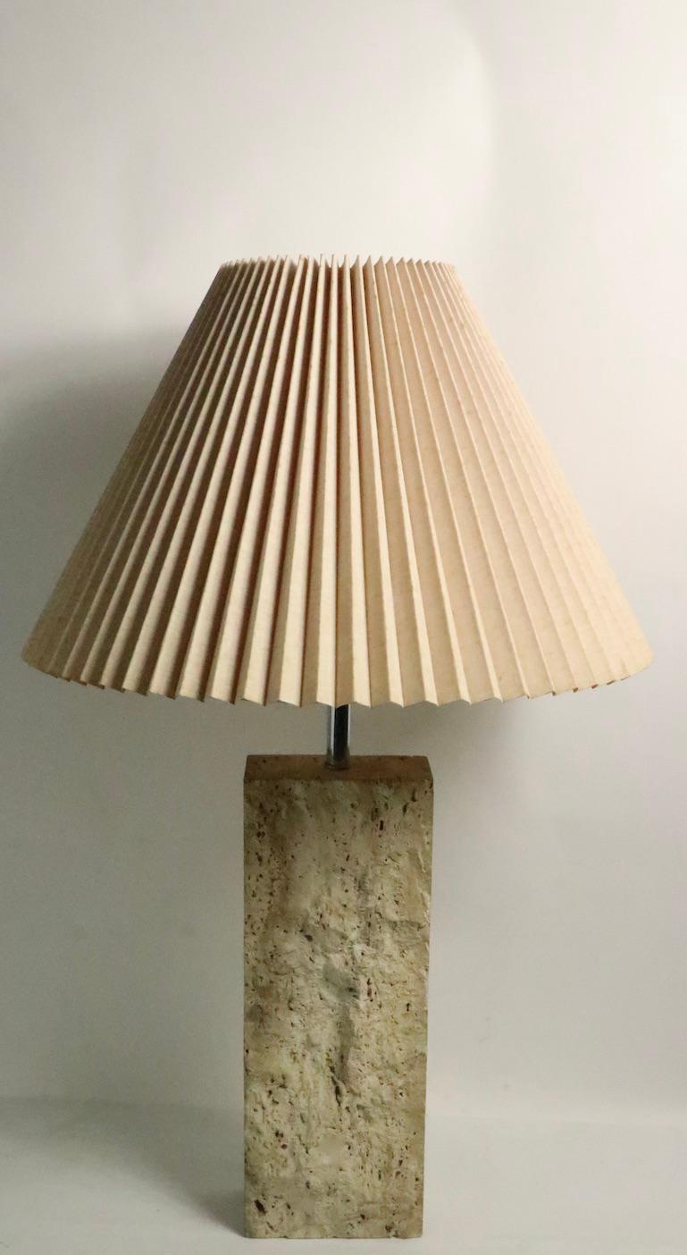 Italienische Tischlampe aus Travertin-Marmor in Blockform (Moderne der Mitte des Jahrhunderts) im Angebot