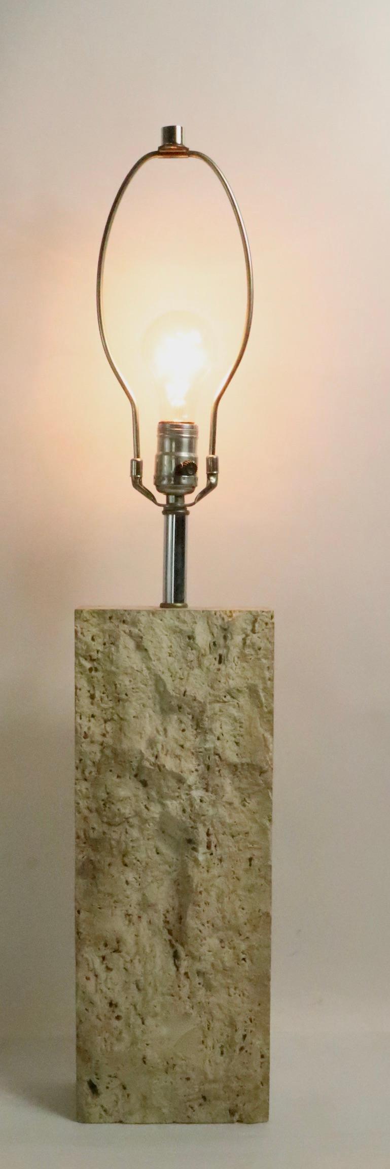 Italienische Tischlampe aus Travertin-Marmor in Blockform im Zustand „Gut“ im Angebot in New York, NY