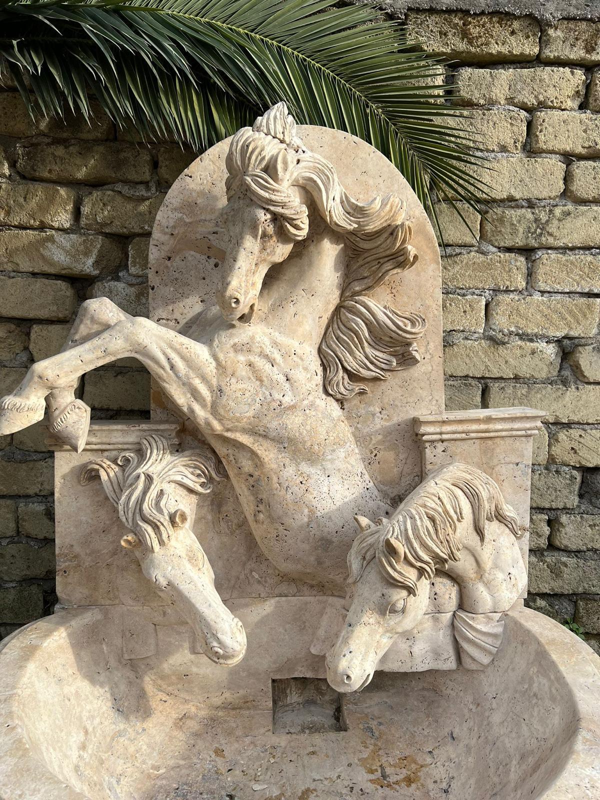 Fontana italiana in marmo travertino con motivi a testa di cavallo, anni '80 In condizioni buone in vendita a Madrid, ES