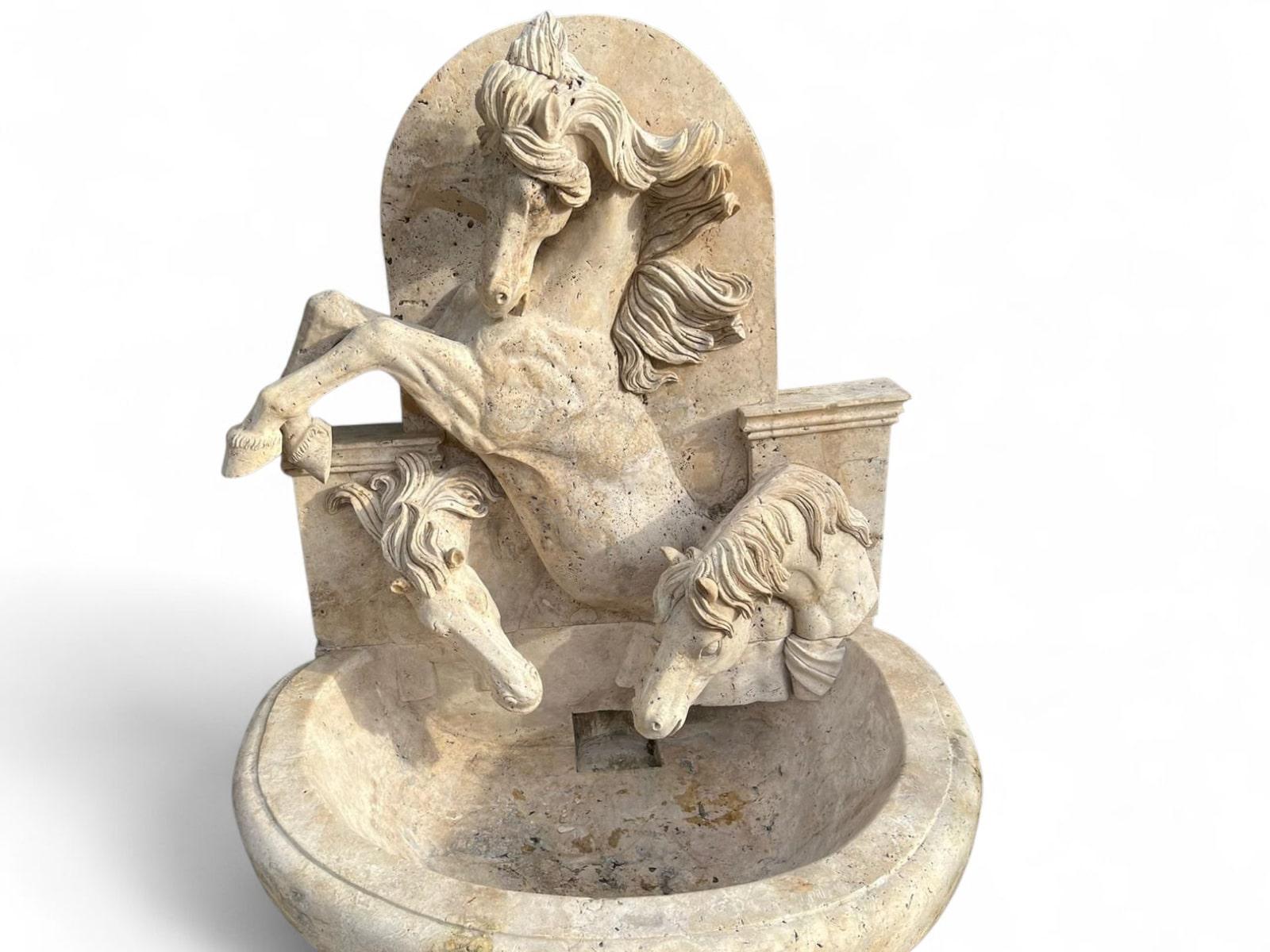 Fine XX secolo Fontana italiana in marmo travertino con motivi a testa di cavallo, anni '80 in vendita