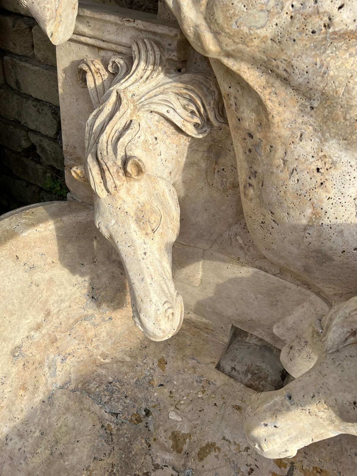 Fontana italiana in marmo travertino con motivi a testa di cavallo, anni '80 in vendita 1