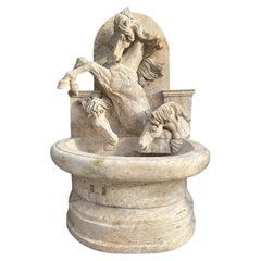 Fontaine italienne en marbre travertin avec motifs de tête de cheval, années 1980