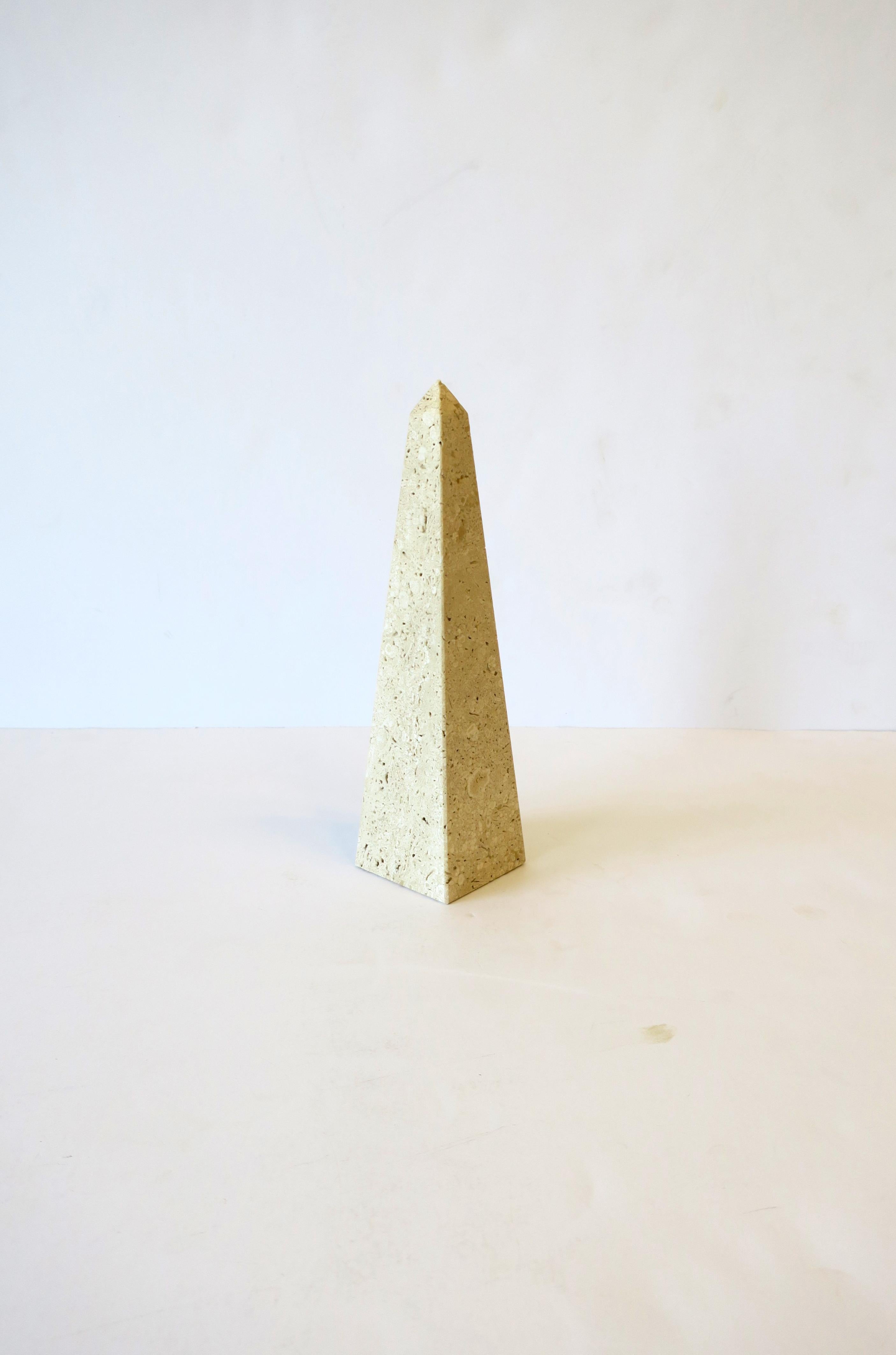 Italienischer Travertin-Marmor-Obelisk (Moderne) im Angebot