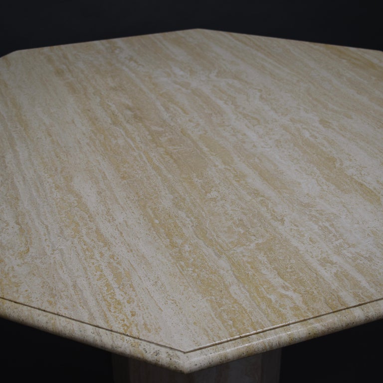 Italian Travertine Marble Round Dining Table, circa 1970 In Good Condition For Sale In Pijnacker, Zuid-Holland