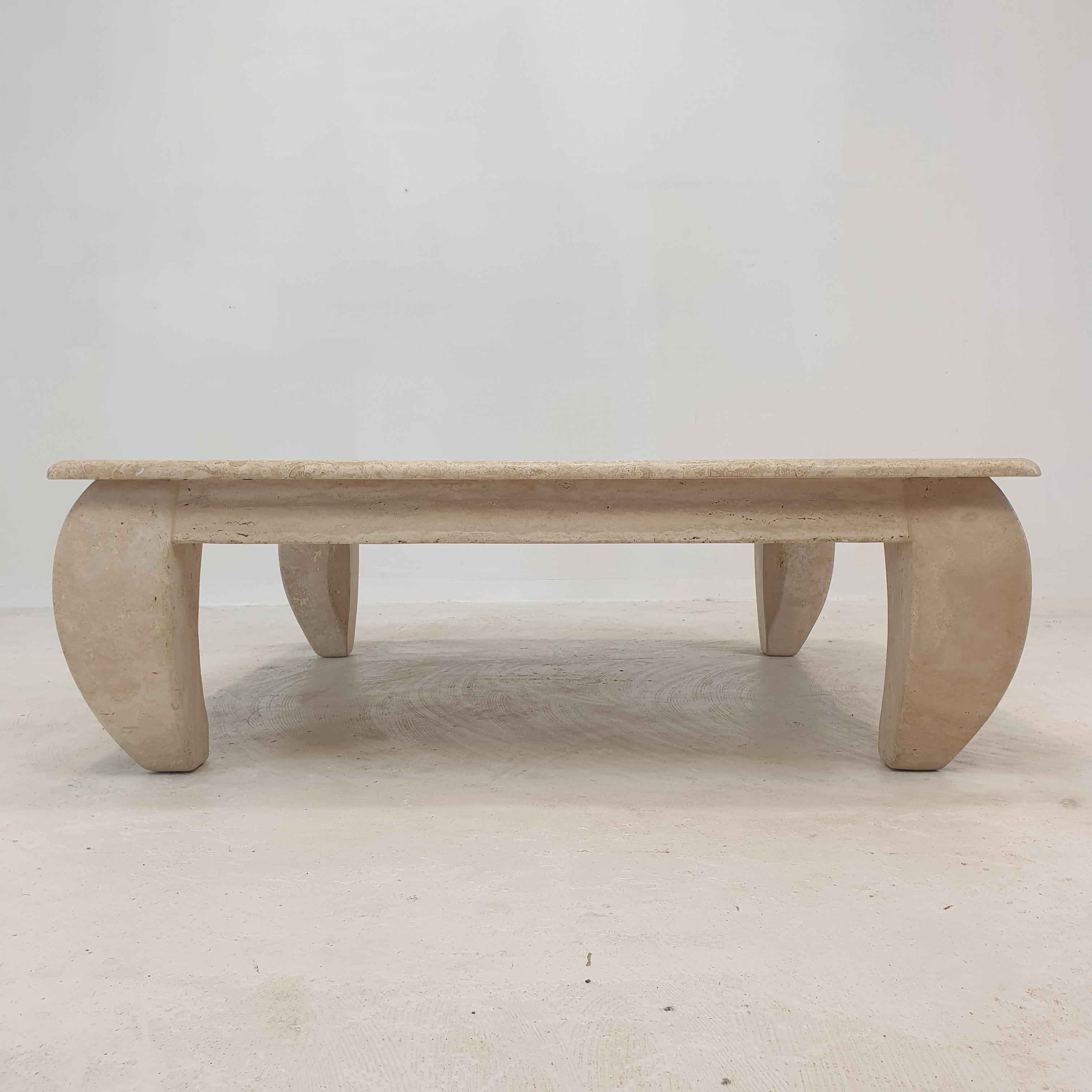 Table basse italienne en travertin « Opium », années 1980 en vente 1