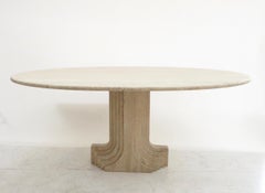 Table de salle à manger italienne en travertin à plateau ovale et base cannelée sculptée Carlo Scarpa
