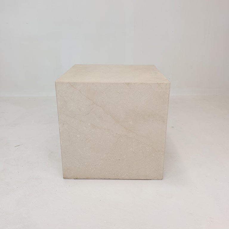 Very nice Italian side table or pedestal, fabricated in the early 80's.

It is handcrafted out of very nice pink/beige colored travertine.

It is very big so it can also be used as a coffee table.