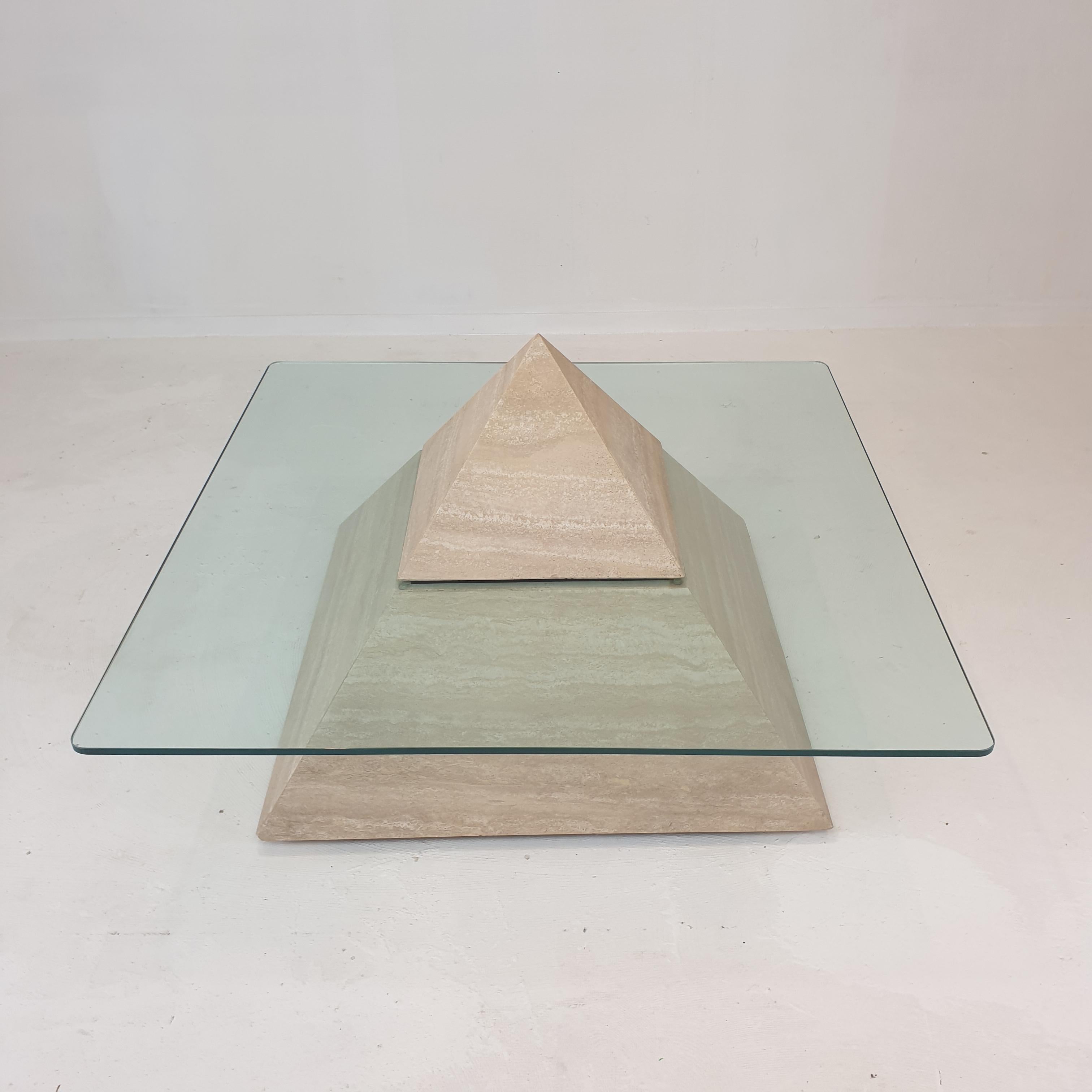 Table basse pyramidale italienne en travertin, années 1980 en vente 3