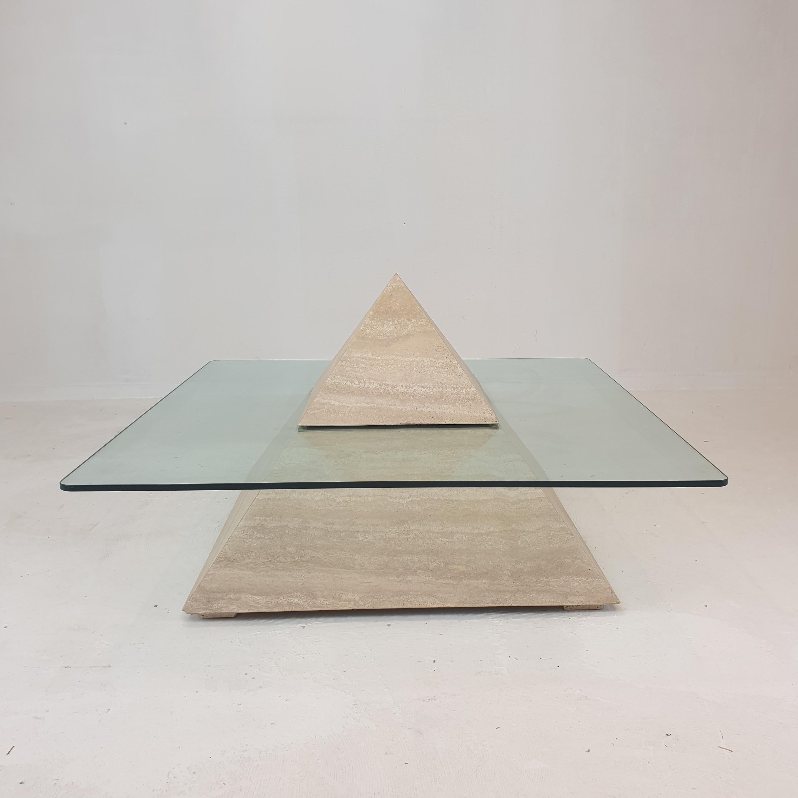 Très belle table basse italienne des années 80, fabriquée à la main en travertin. 

Cette belle pièce ressemble à une pyramide.
Il a une base et un sommet en travertin, la plaque de verre se trouve entre ces deux parties.

Mesures : La hauteur