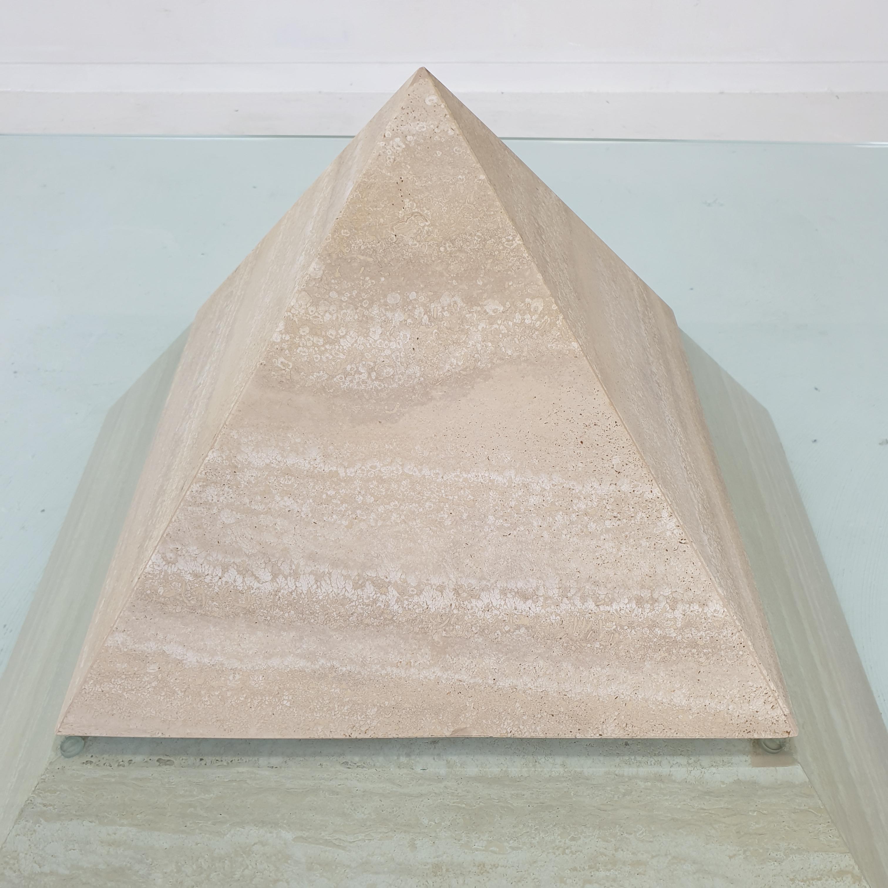 Table basse pyramidale italienne en travertin, années 1980 en vente 13