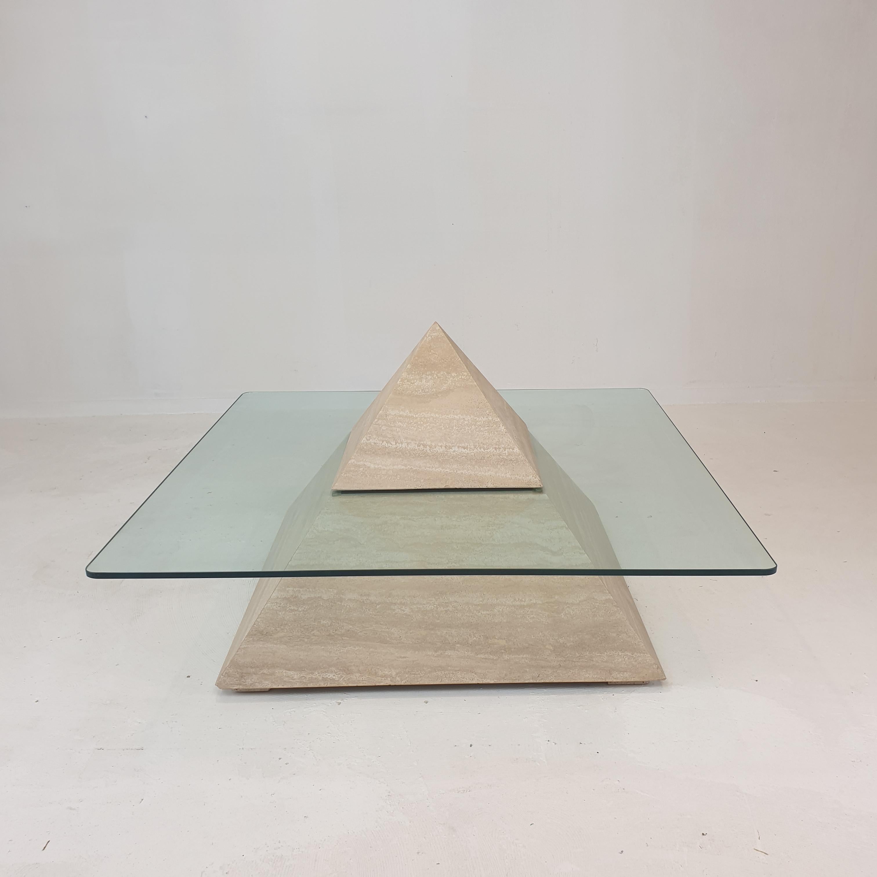 Mid-Century Modern Table basse pyramidale italienne en travertin, années 1980 en vente