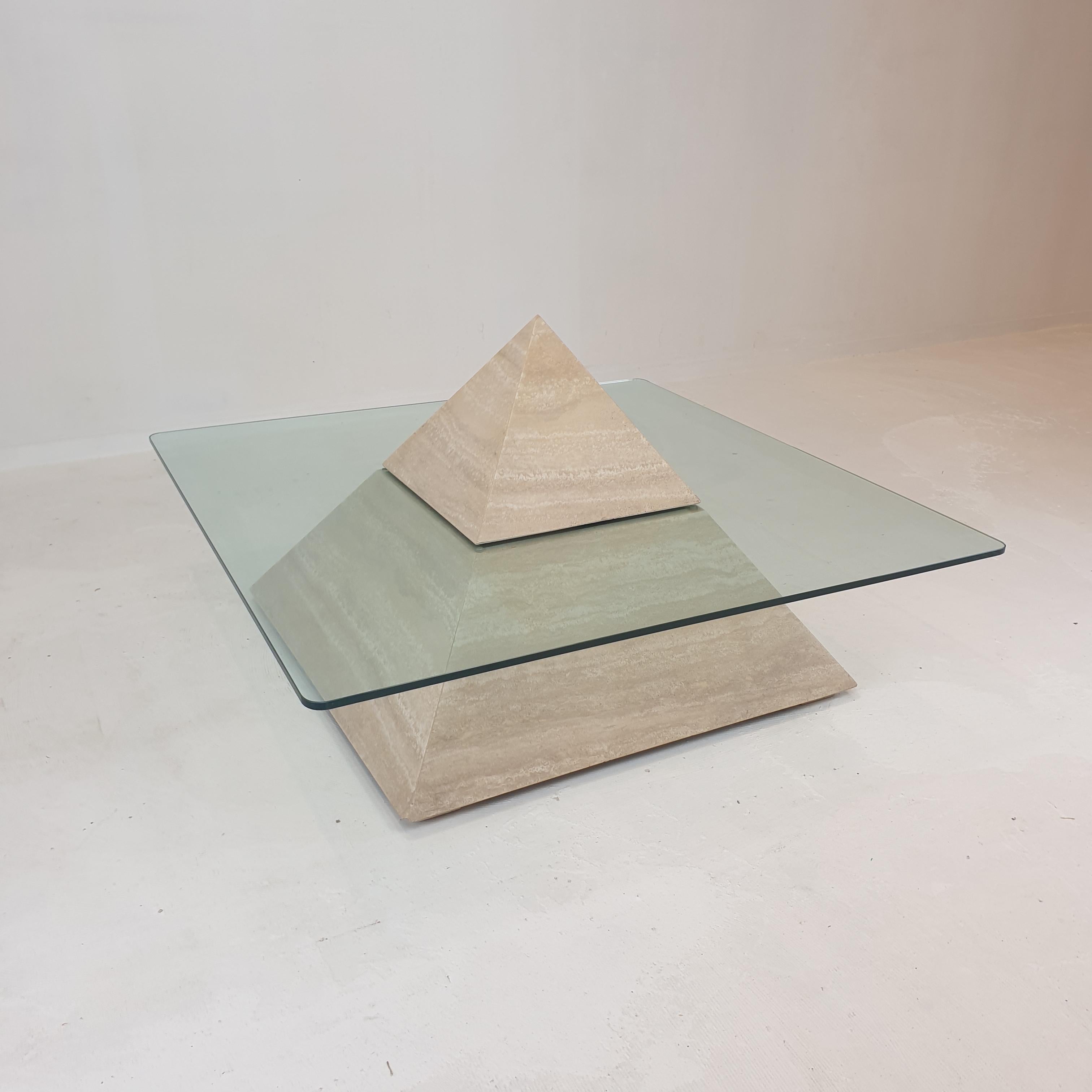 Fin du 20e siècle Table basse pyramidale italienne en travertin, années 1980 en vente