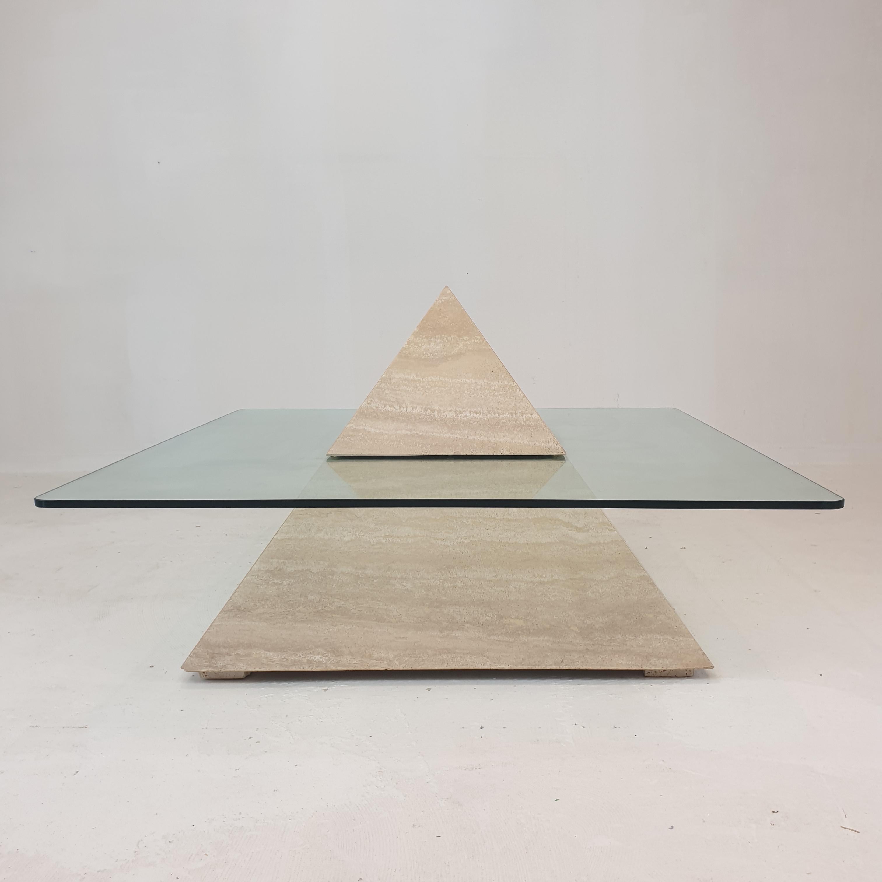 Verre Table basse pyramidale italienne en travertin, années 1980 en vente
