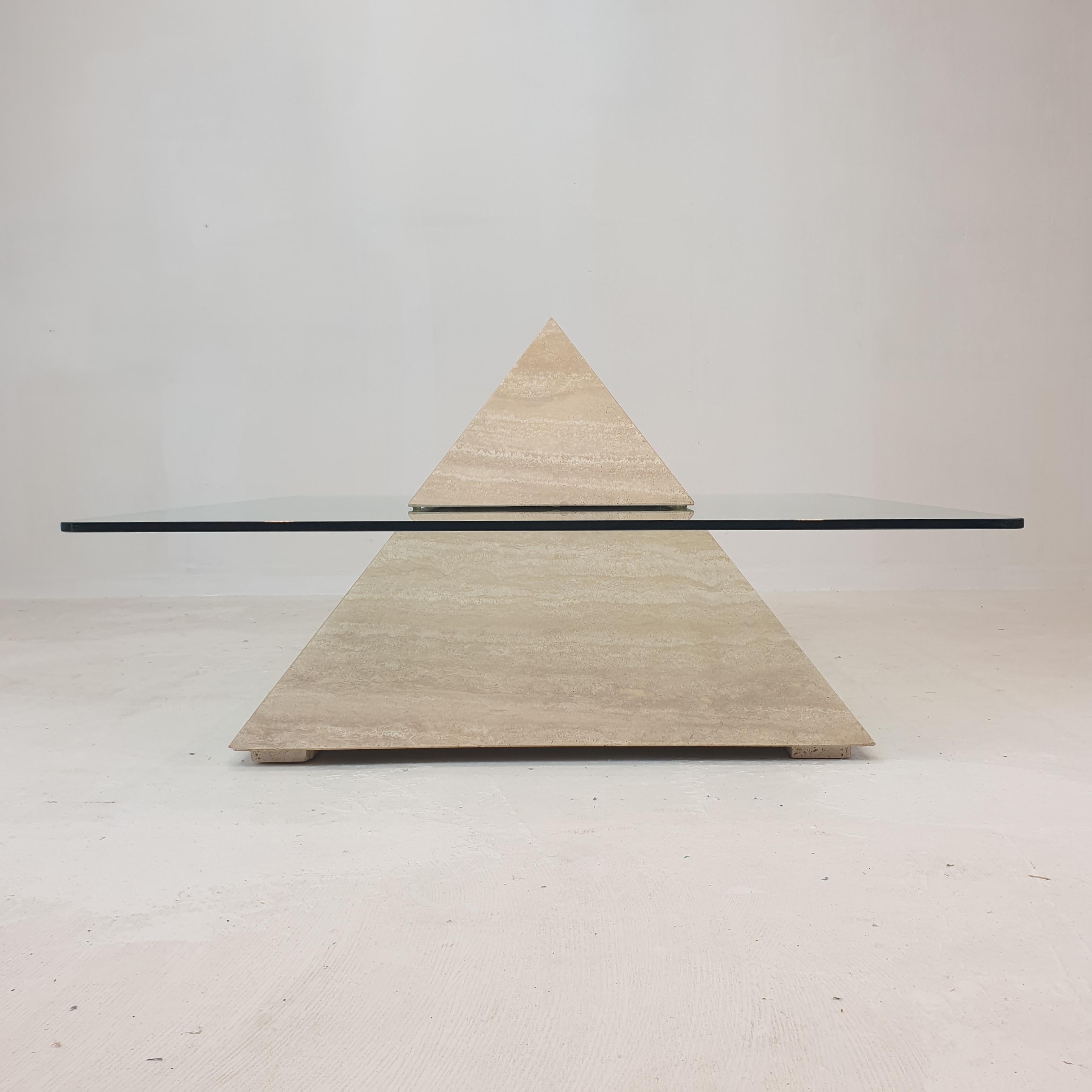 Table basse pyramidale italienne en travertin, années 1980 en vente 2