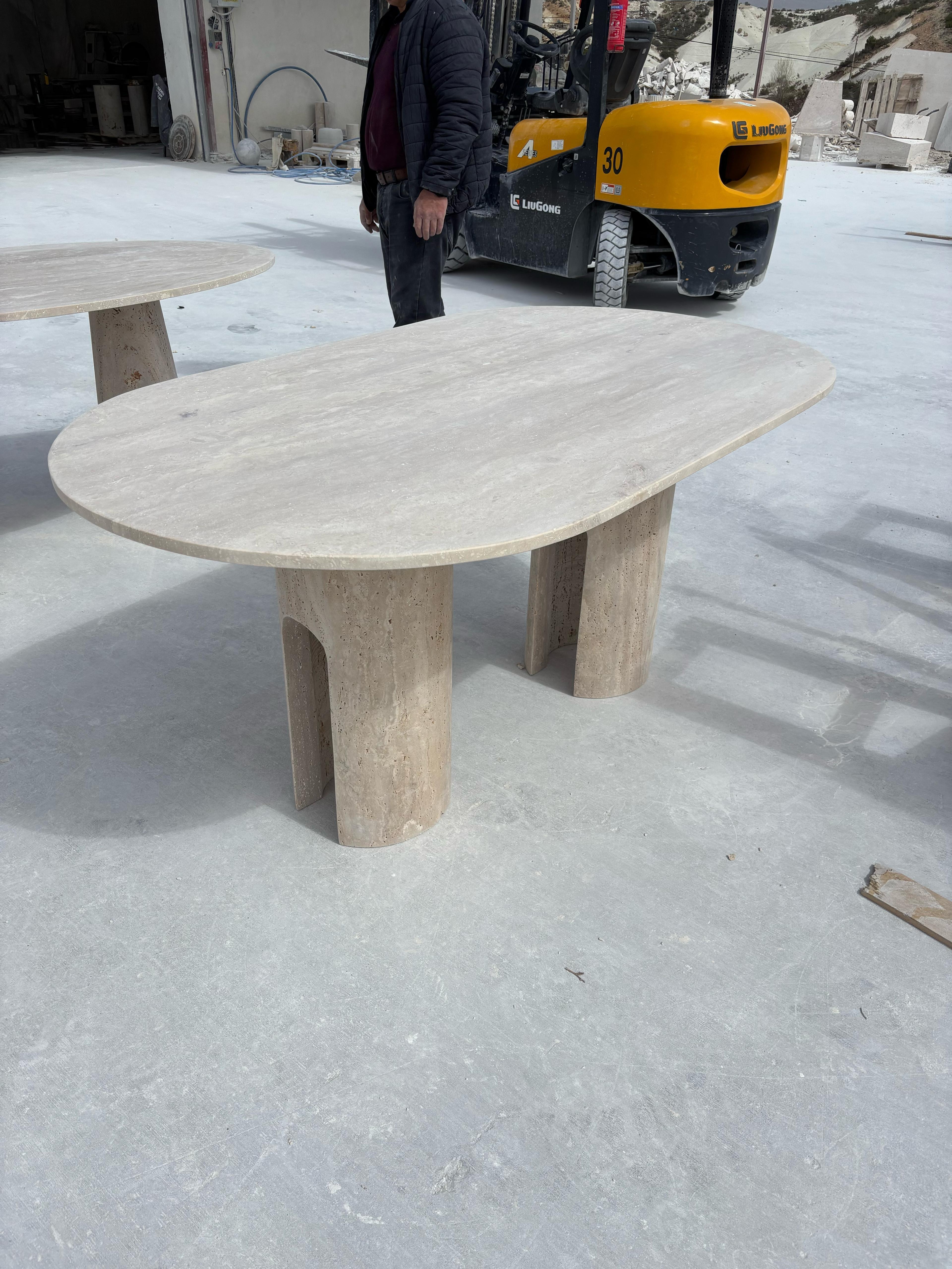 Travertino italiano Mesa de comedor escultural hecha a mano , Mesa de travertino a medida Artes y manualidades en venta