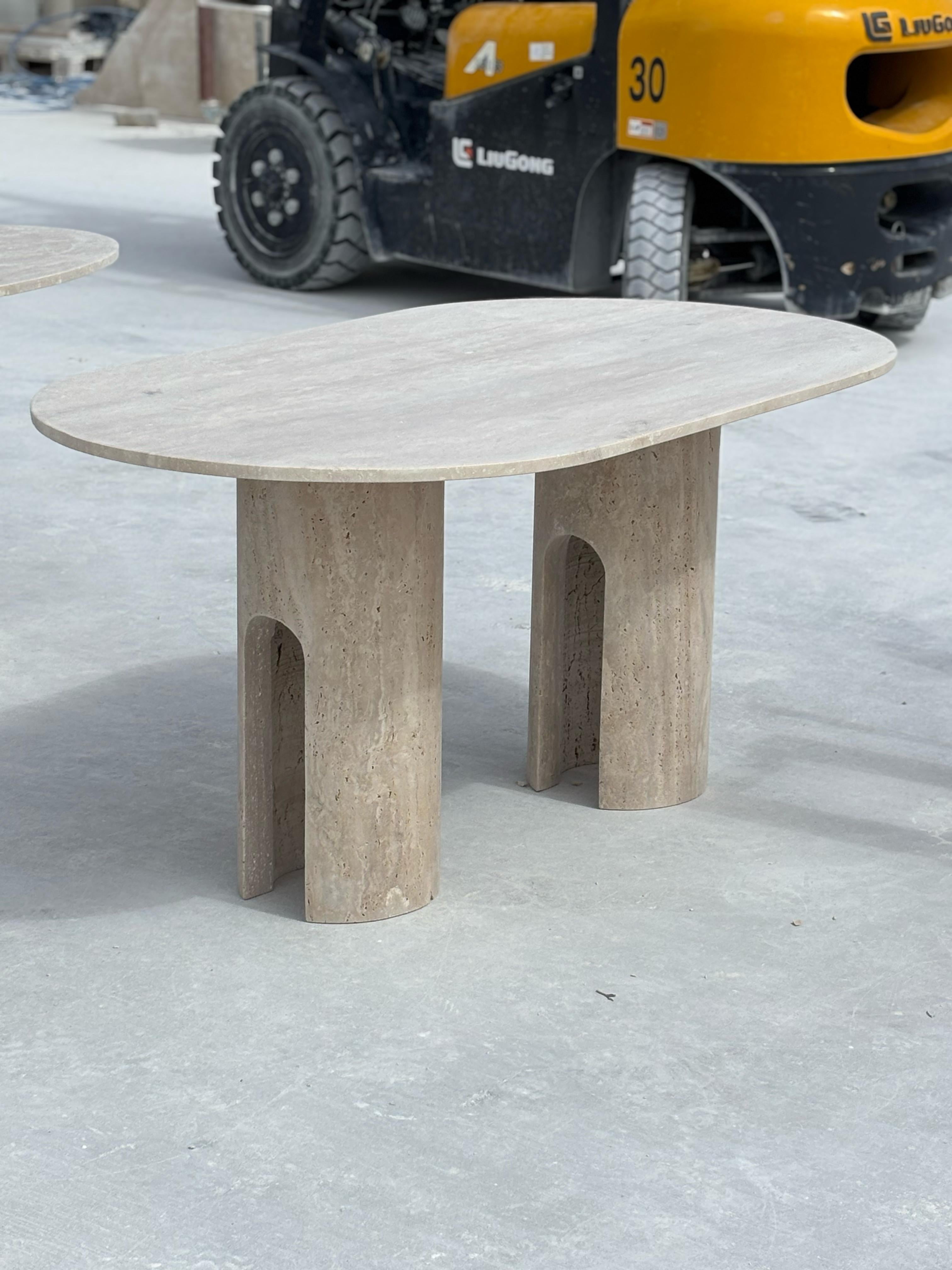 Travertino italiano Mesa de comedor escultural hecha a mano , Mesa de travertino a medida Turco en venta