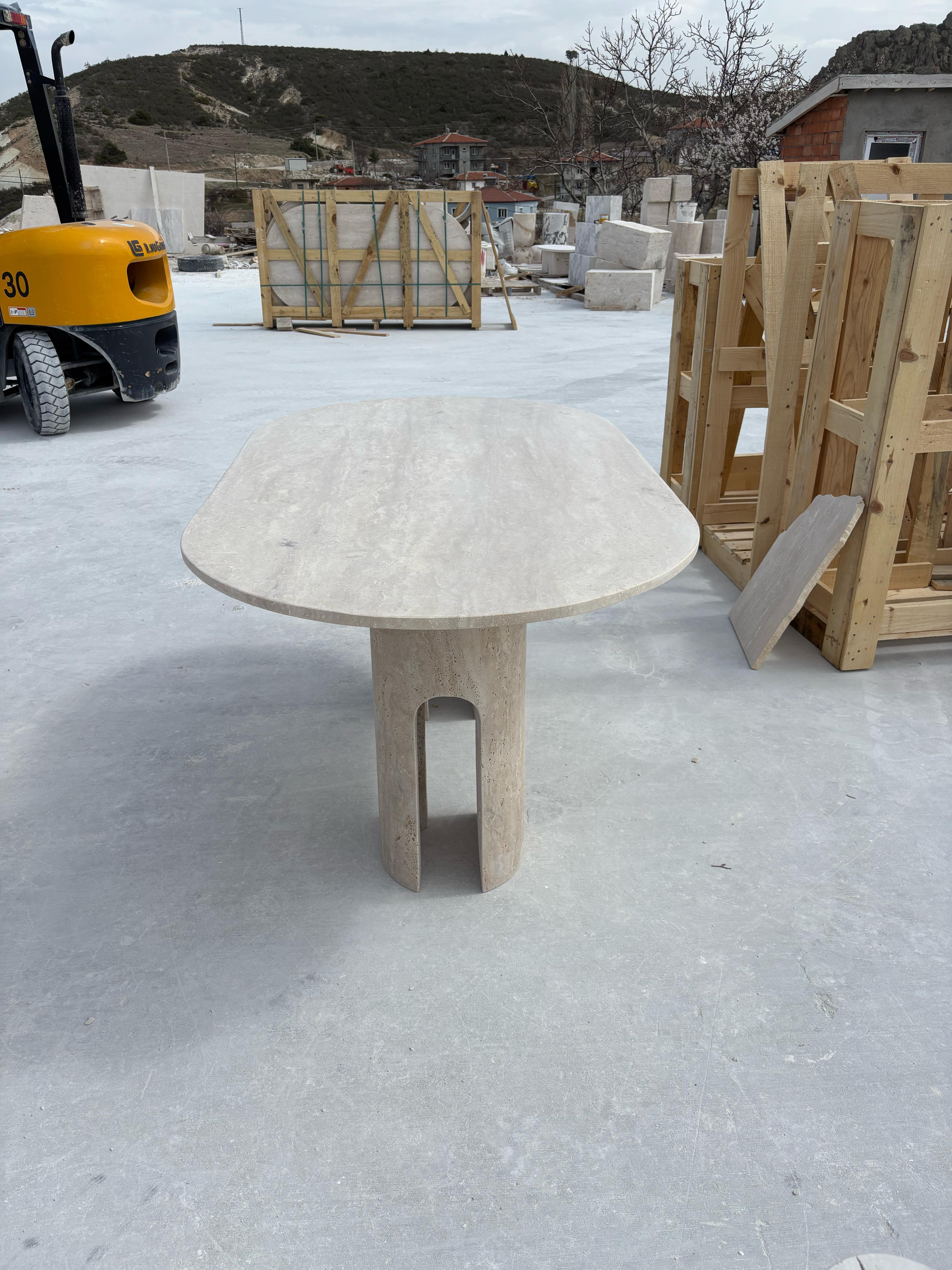Travertino italiano Mesa de comedor escultural hecha a mano , Mesa de travertino a medida Tallado en venta