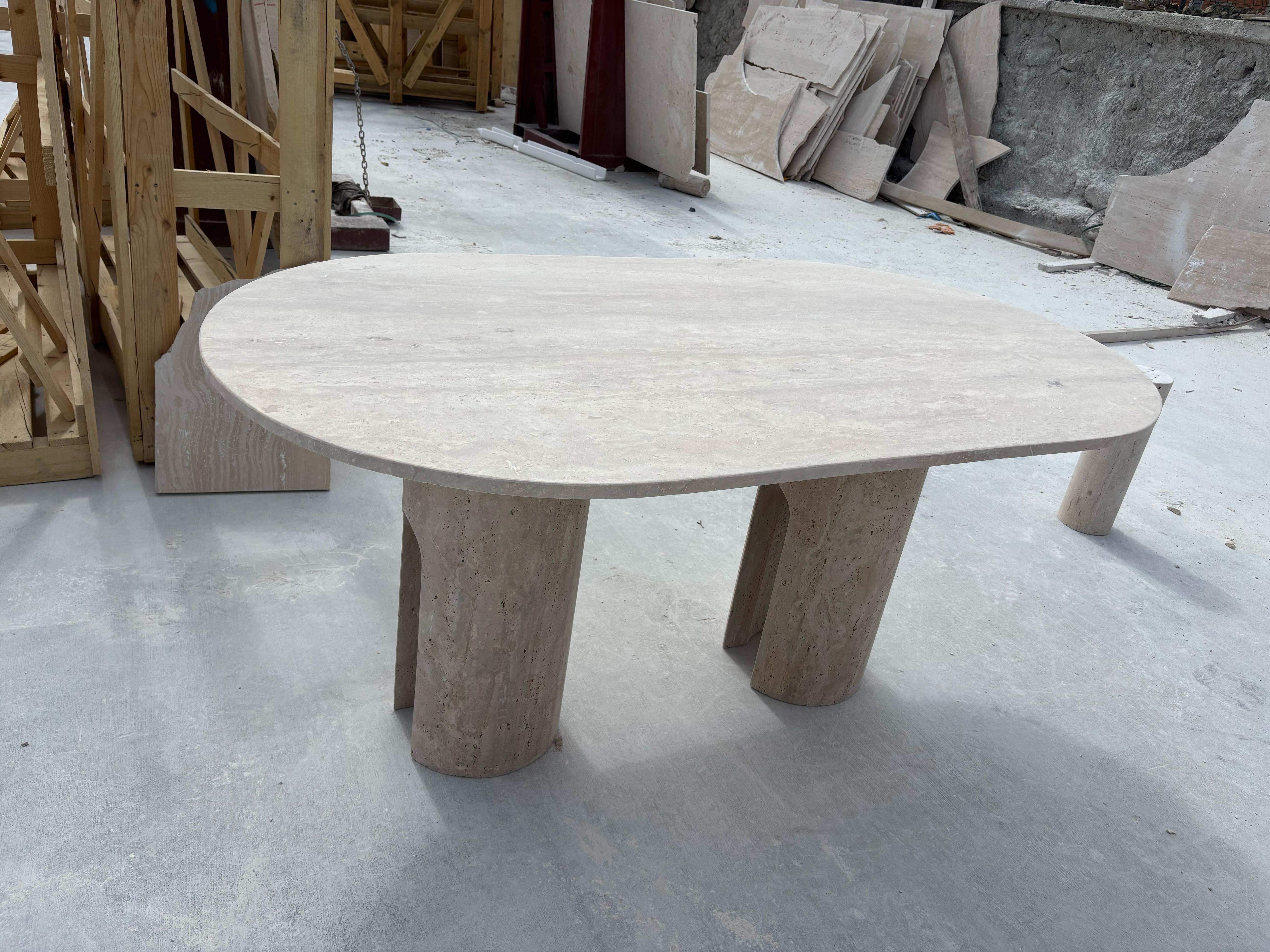 Travertino italiano Mesa de comedor escultural hecha a mano , Mesa de travertino a medida Siglo XXI y contemporáneo en venta