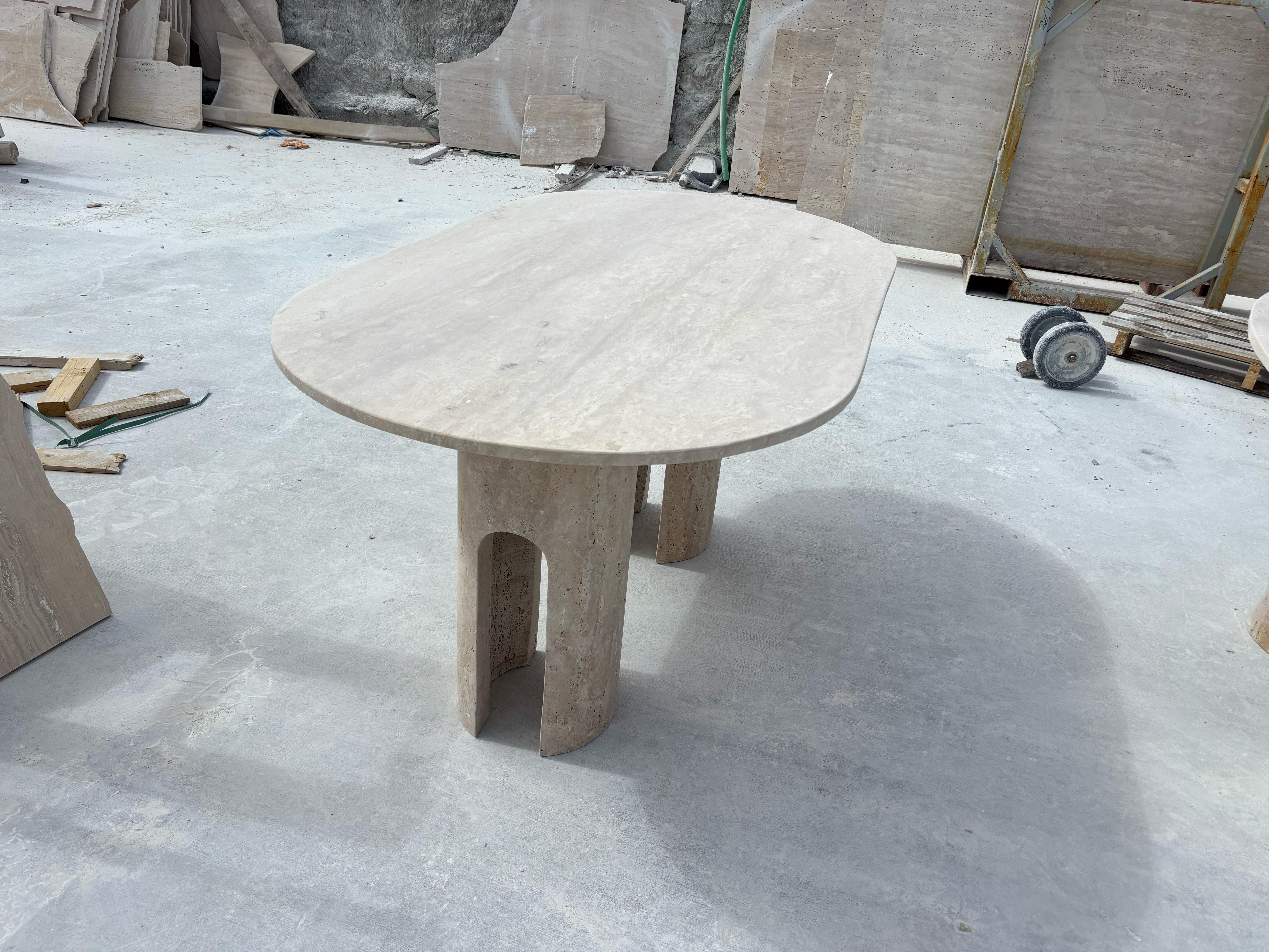 Travertino italiano Mesa de comedor escultural hecha a mano , Mesa de travertino a medida en venta 1