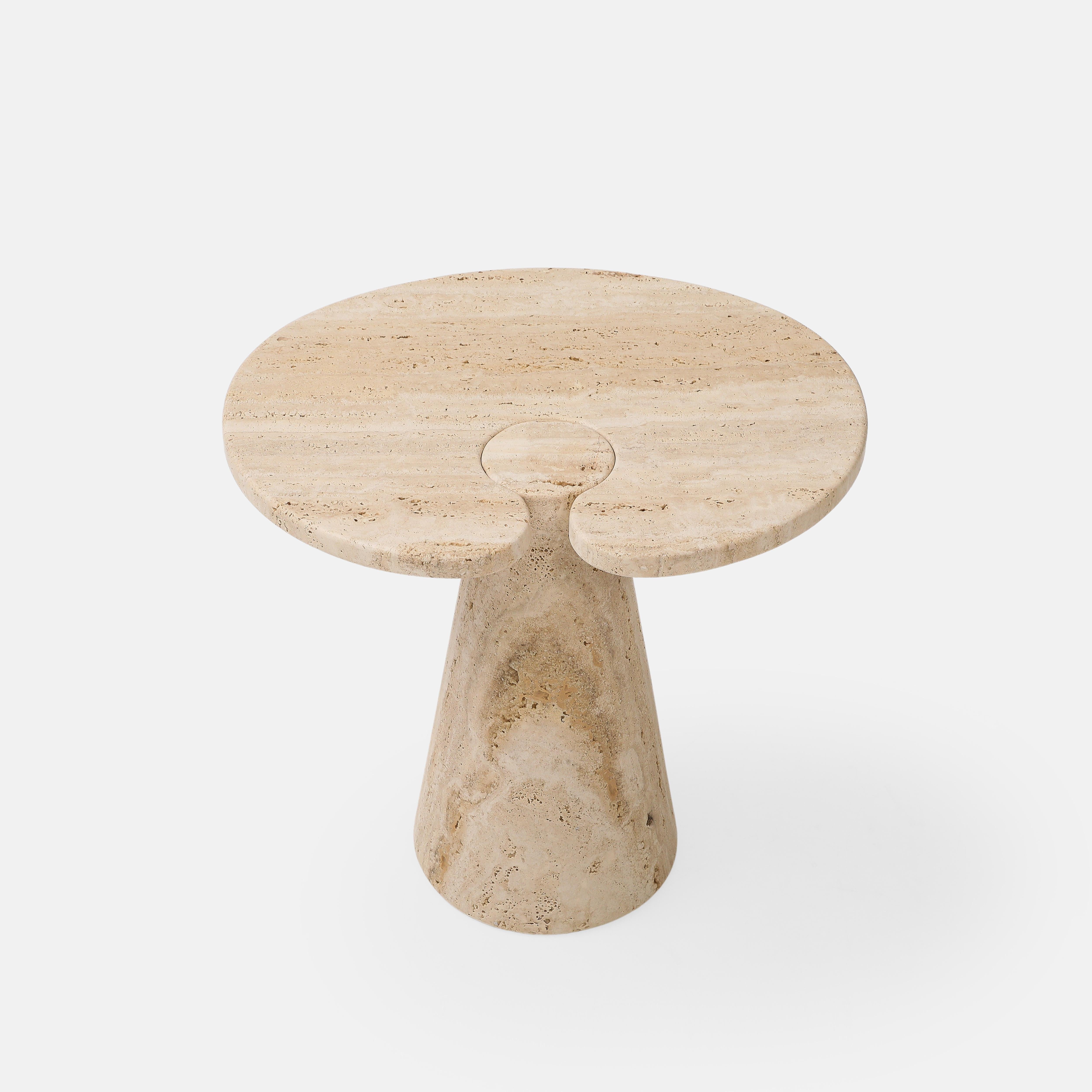 Tavolino italiano in travertino del XXI secolo con piano spesso montato su una base conica, alla maniera di Angelo Mangiarotti. Questo tavolino elegantemente organico è realizzato con una bellissima pietra naturale la cui struttura architettonica
