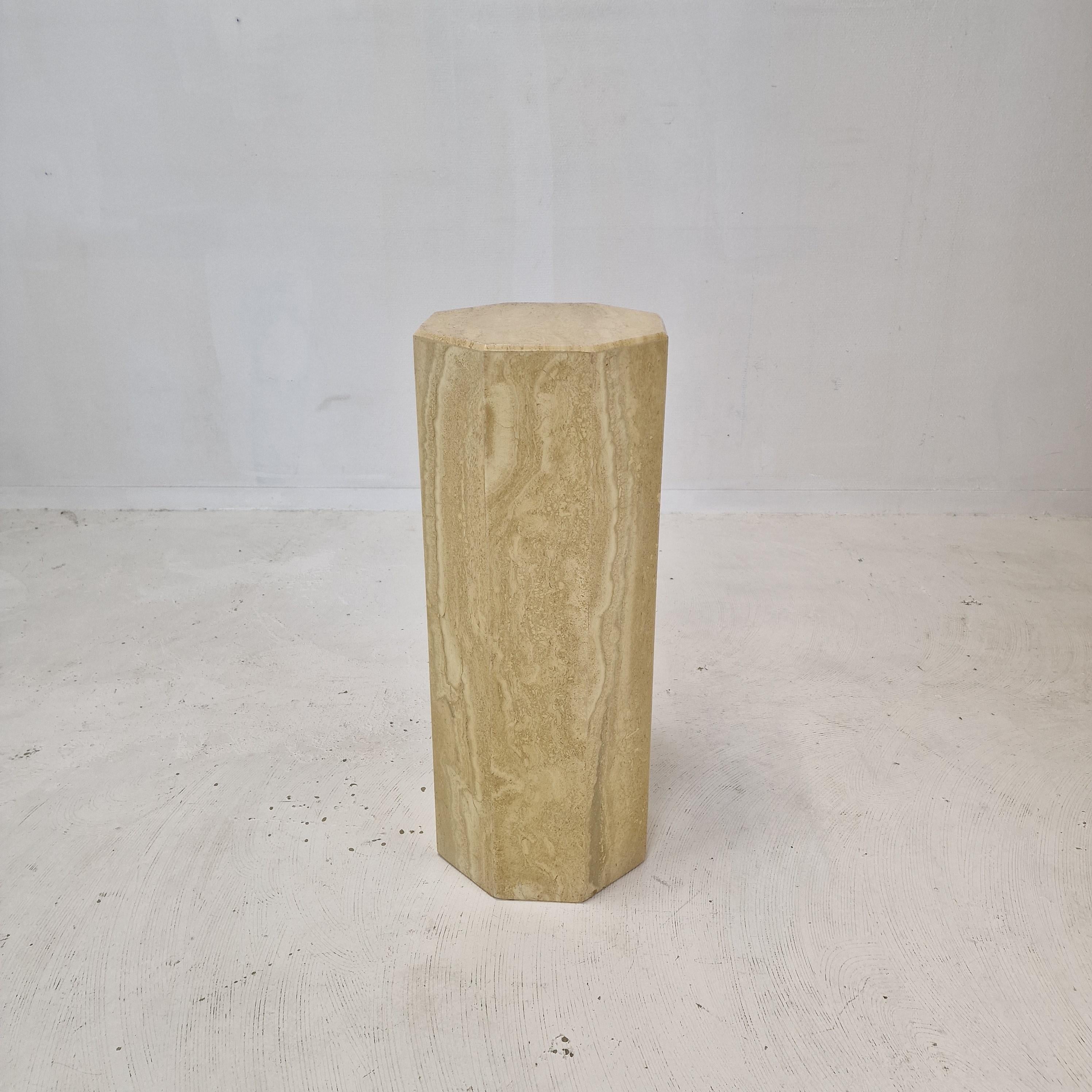 Italian pedestal or side table, handcrafted out of travertine, fabricated in the 80's.
It can be used inside or outside the house.

It is made of beautiful travertine.
Please take notice of the very nice patterns.

We work with professional