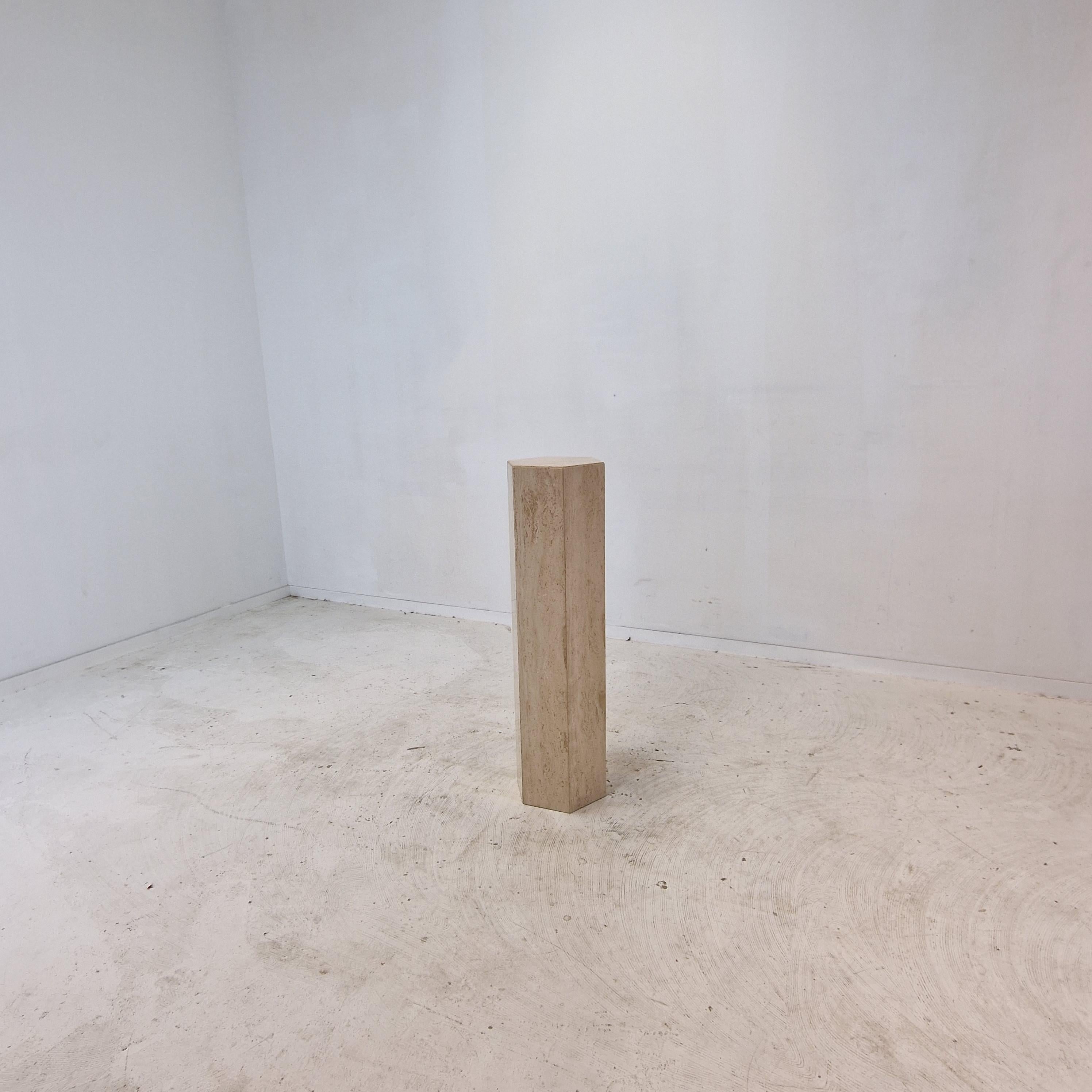 Gran pedestal o mesa auxiliar italiana, hecha a mano en travertino, fabricada en los años 80.
Se puede utilizar dentro o fuera de casa.

Está hecho de hermoso travertino.
Por favor, fíjese en los patrones tan bonitos.

Trabajamos con embaladores y