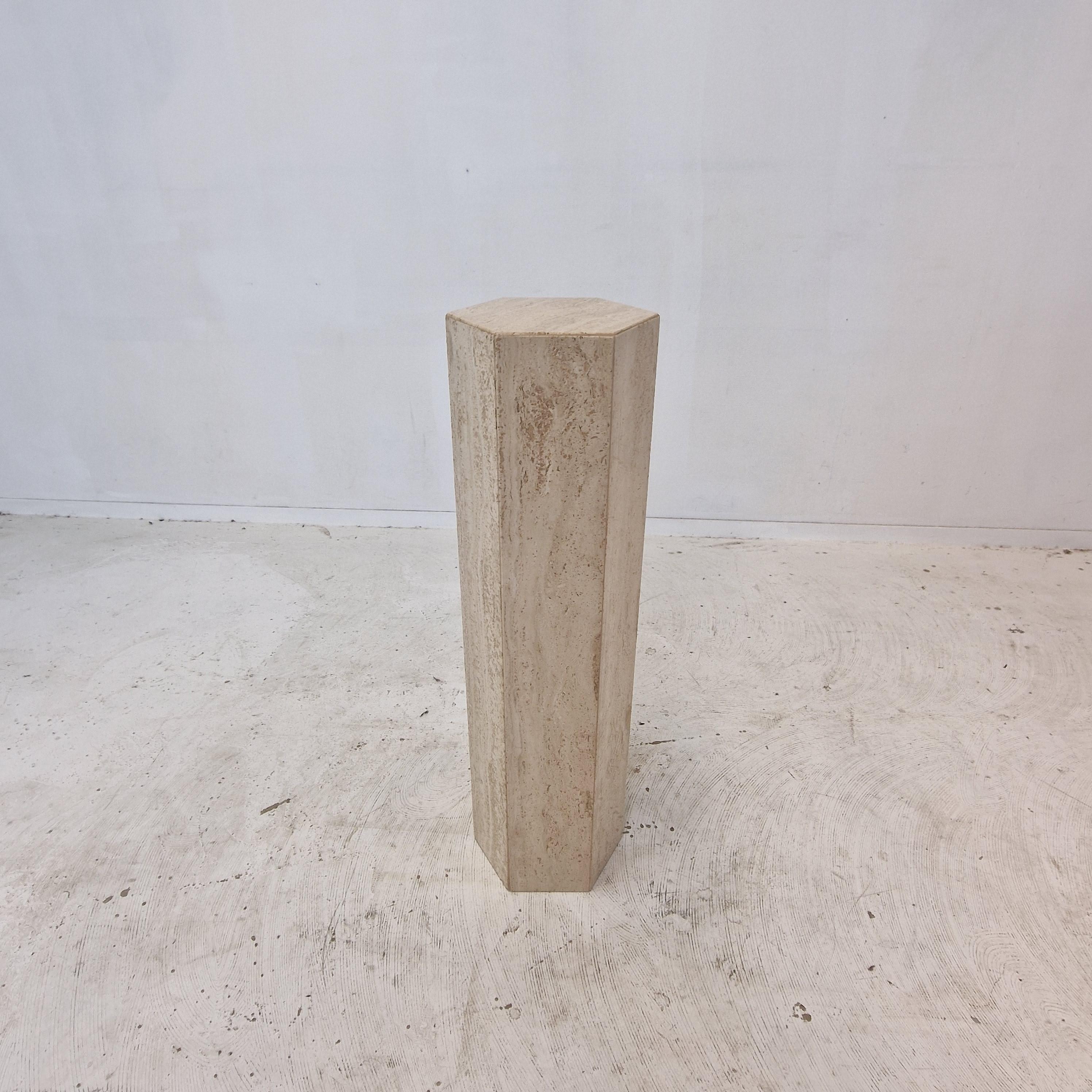 Mesa auxiliar o pedestal de travertino italiano, años 80 Italiano en venta