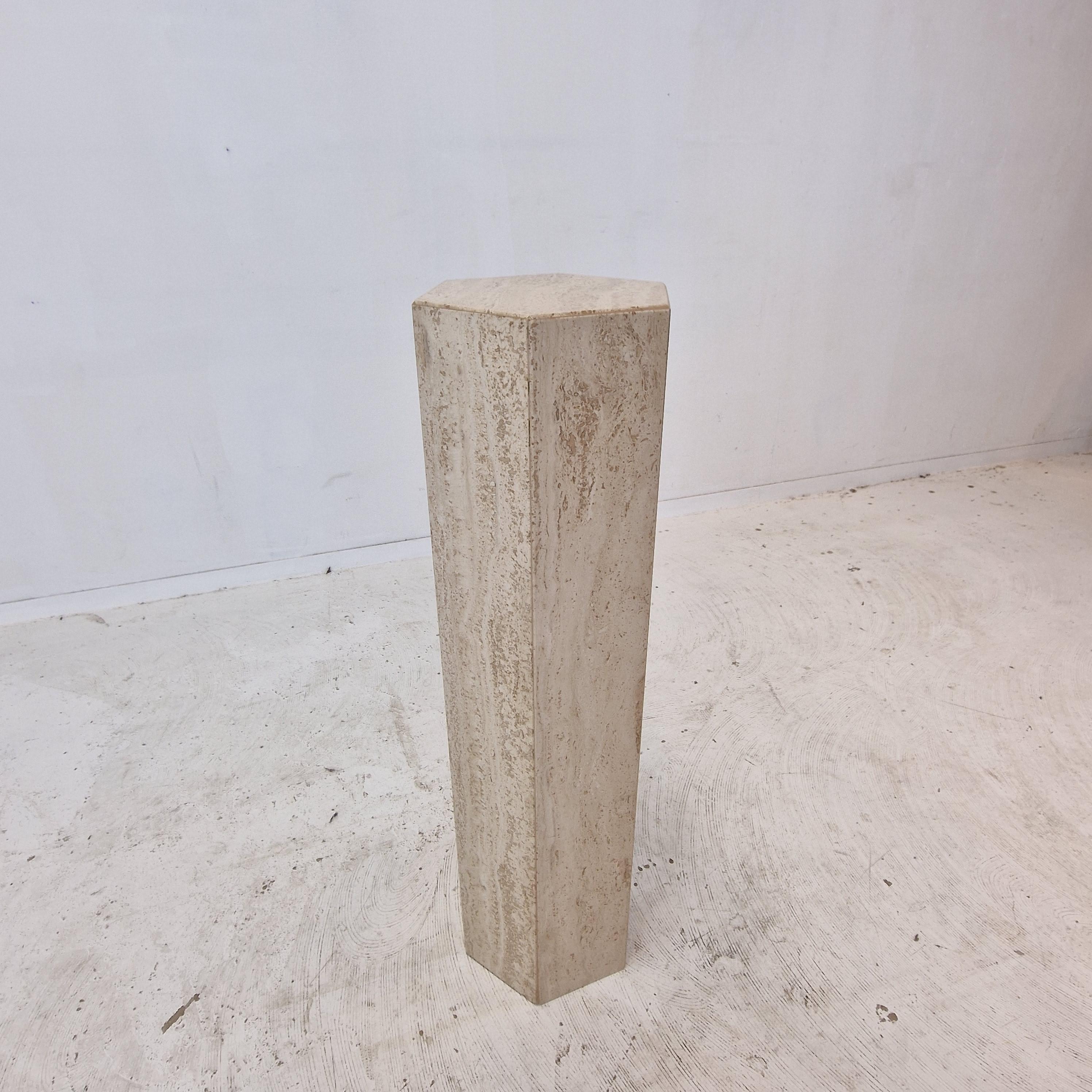 Mesa auxiliar o pedestal de travertino italiano, años 80 Hecho a mano en venta