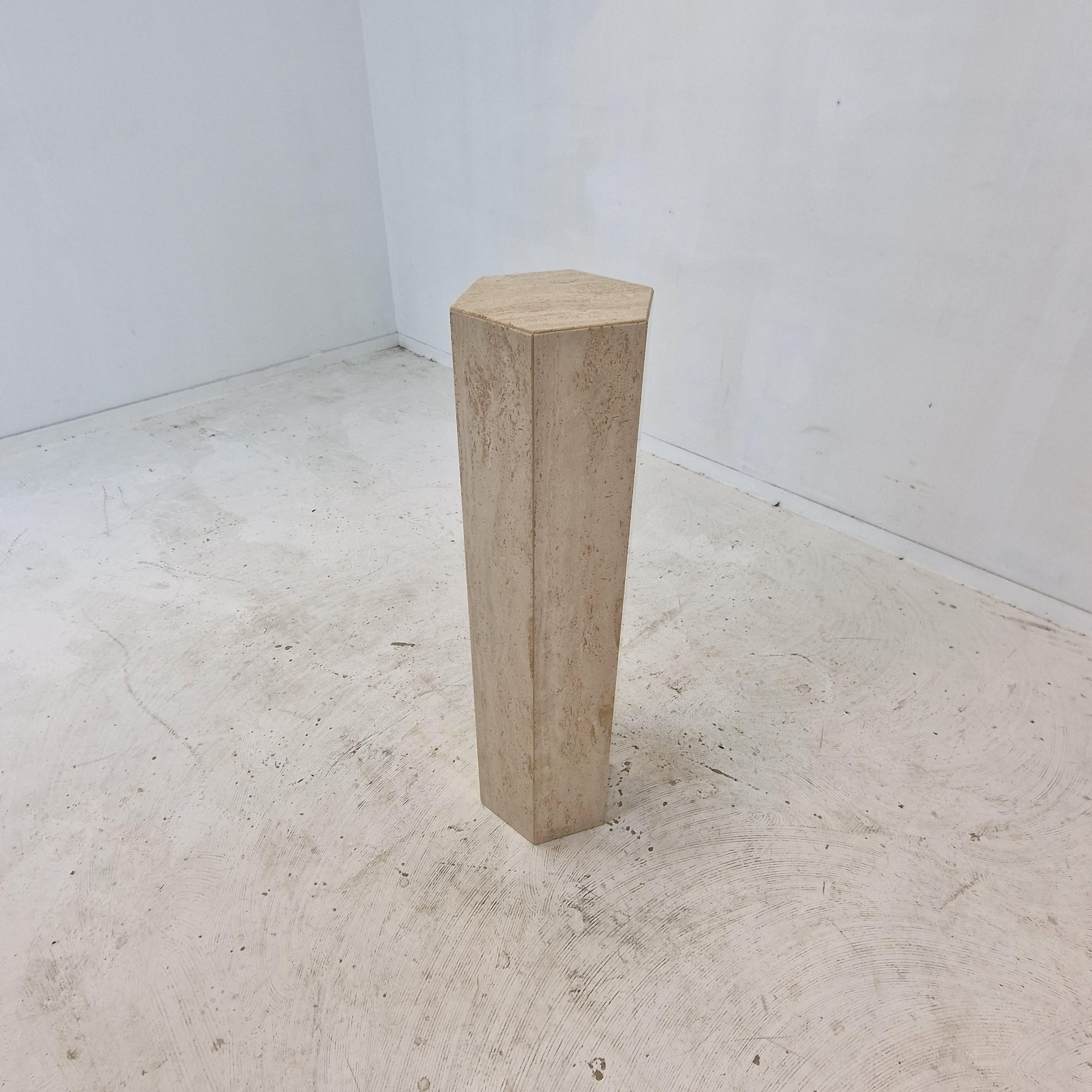 Mesa auxiliar o pedestal de travertino italiano, años 80 finales del siglo XX en venta