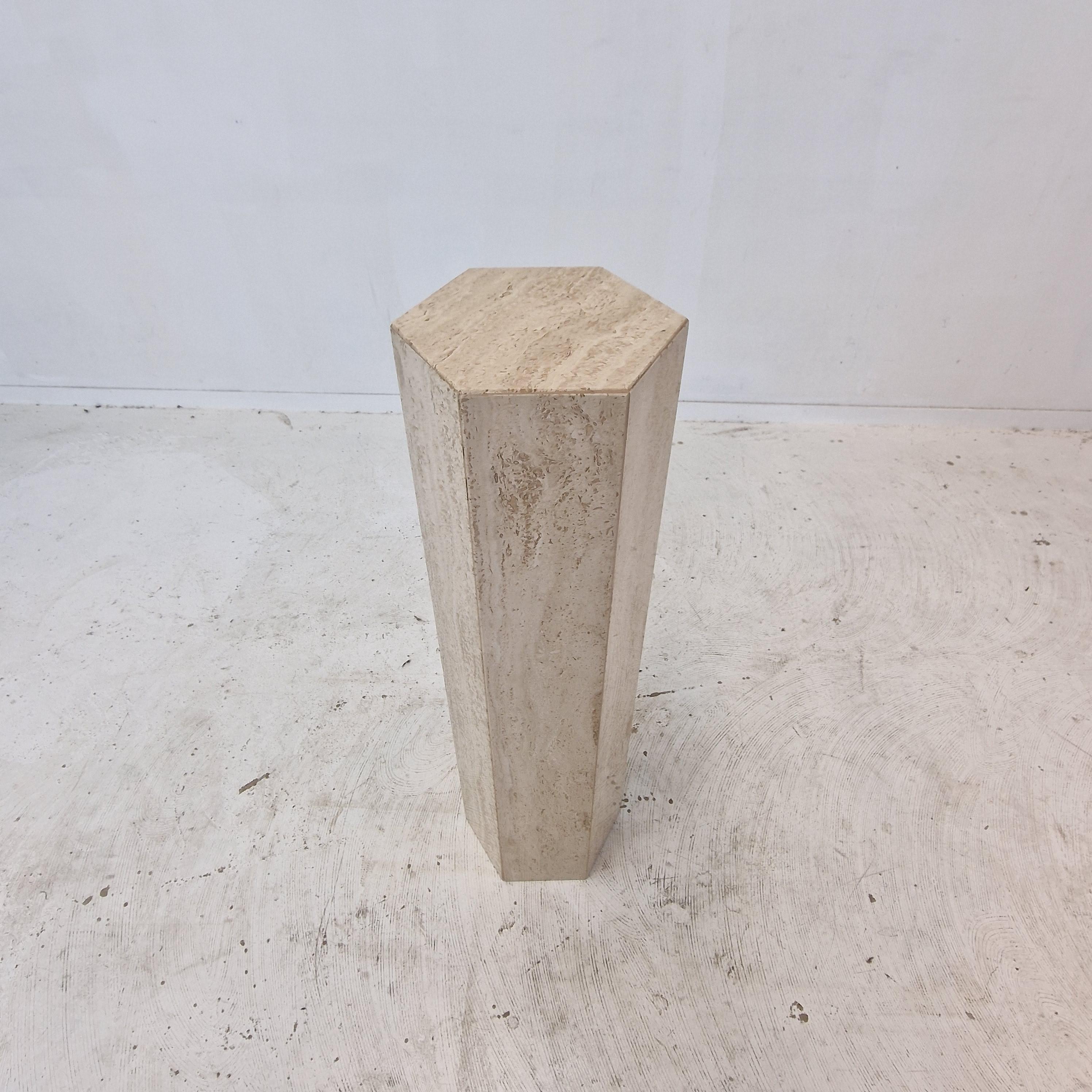 Mesa auxiliar o pedestal de travertino italiano, años 80 Travertino en venta