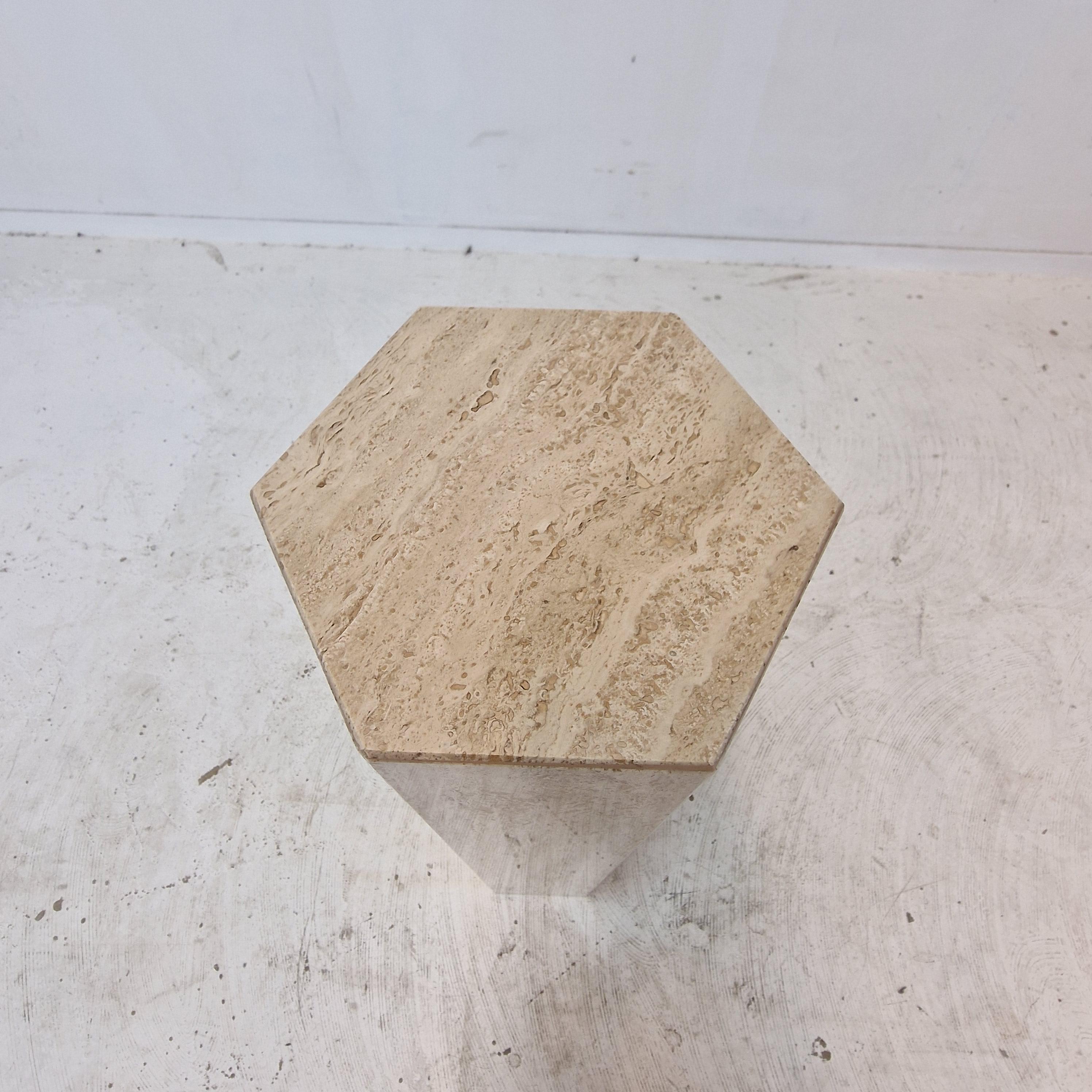 Mesa auxiliar o pedestal de travertino italiano, años 80 en venta 1