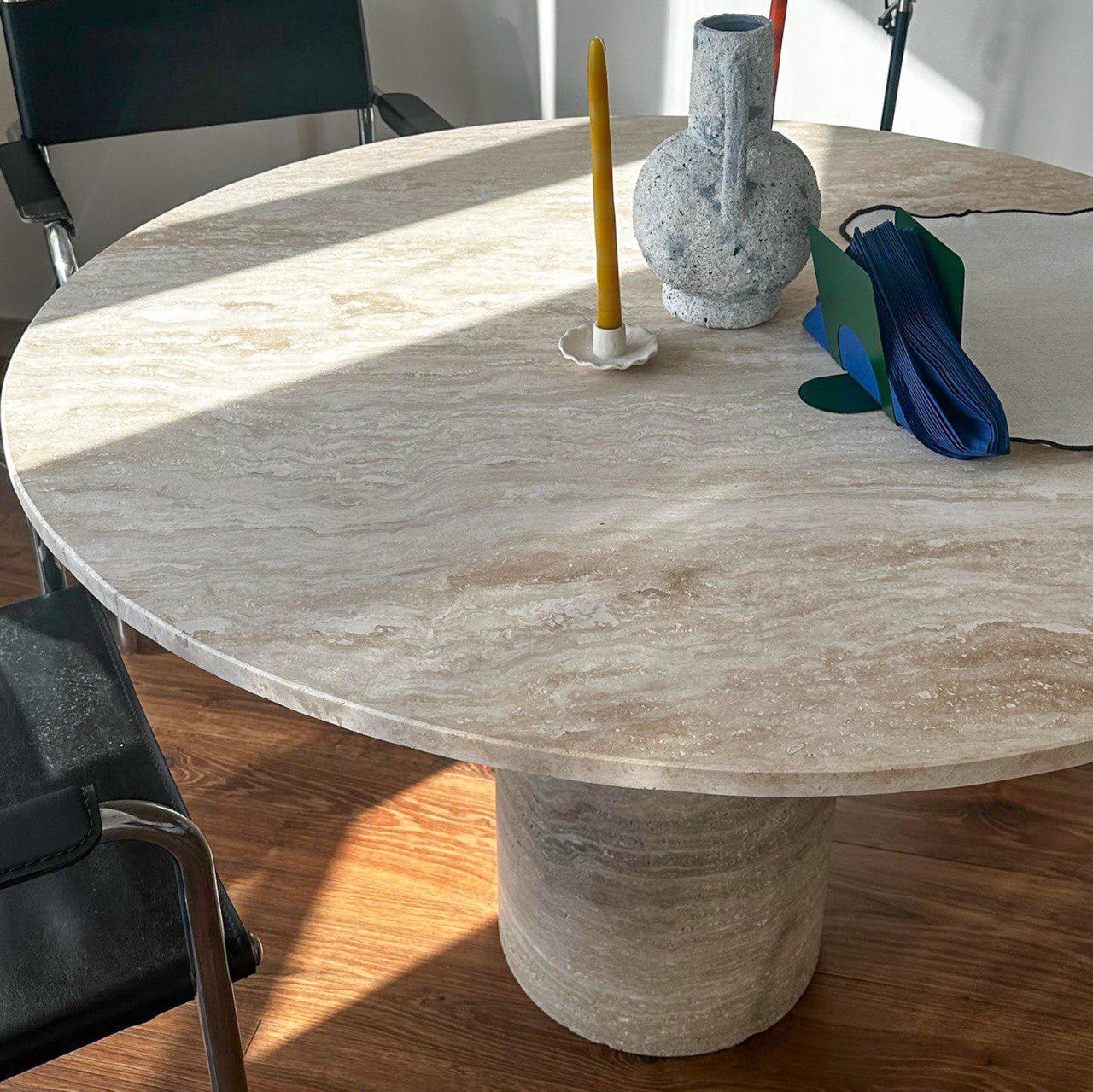Mesa redonda de travertino italiano - Mesa redonda de travertino macizo a medida Artes y manualidades en venta