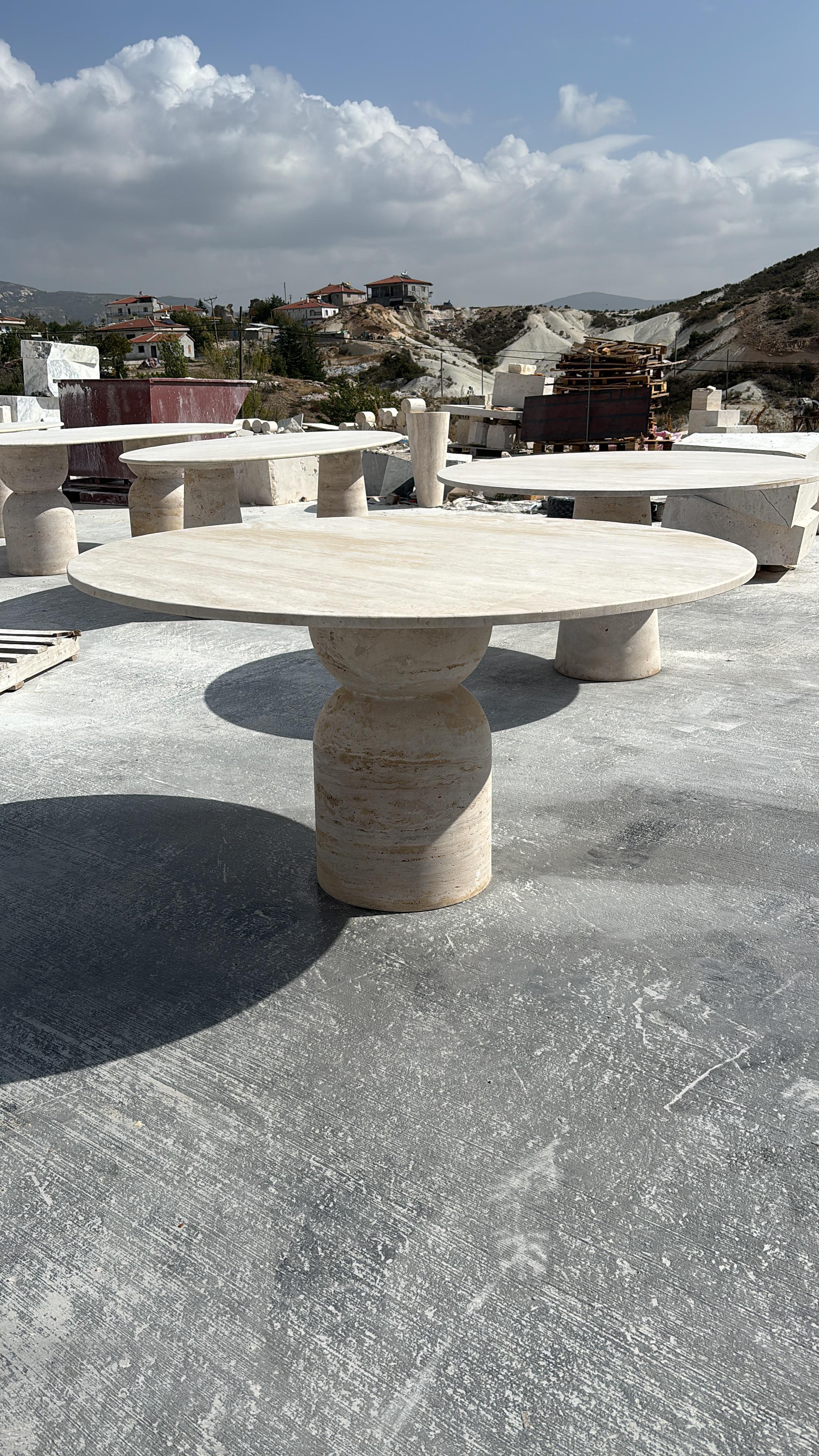 Mesa redonda de travertino italiano - Mesa redonda de travertino macizo a medida Tallado en venta