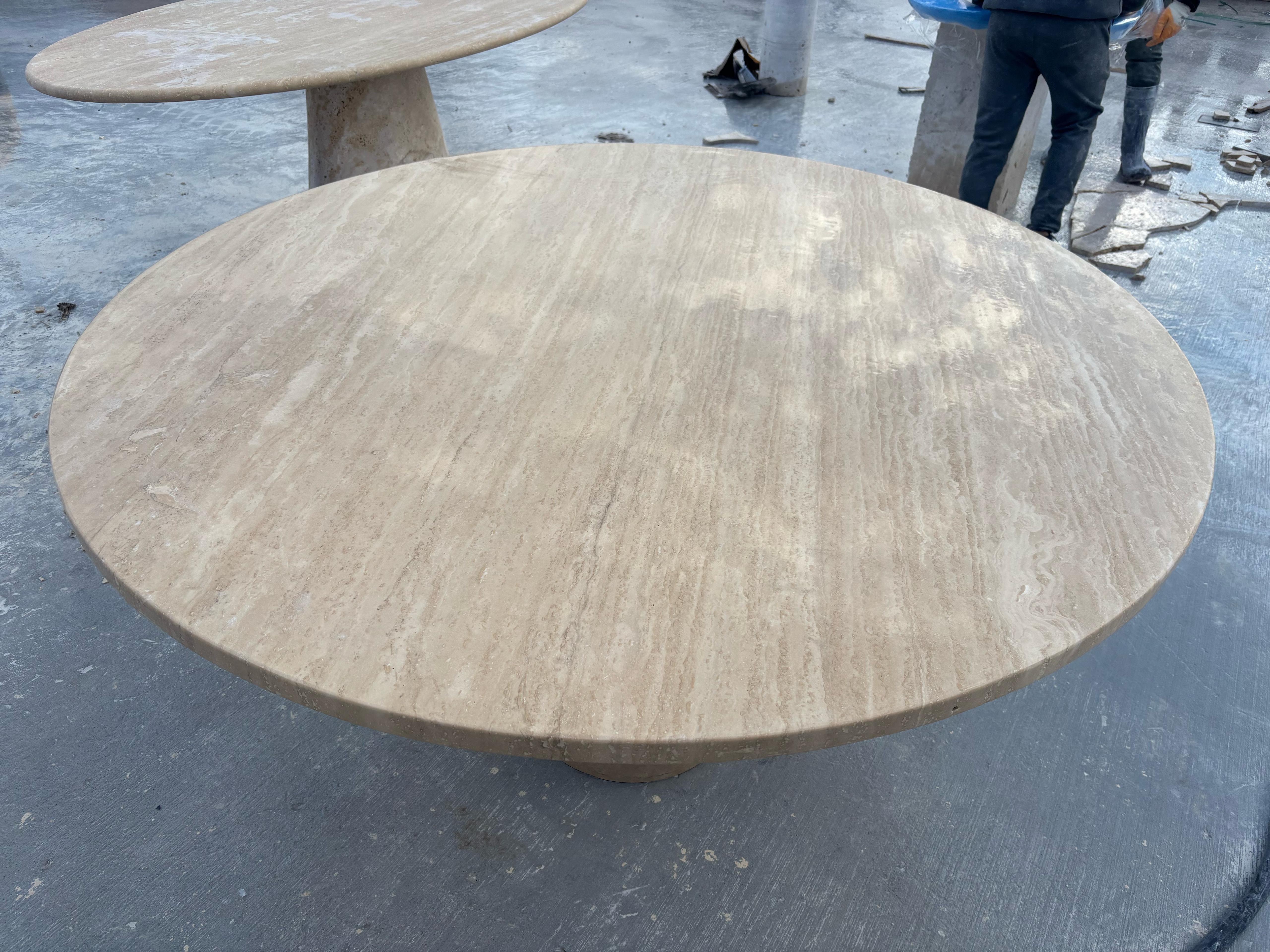 Mesa redonda de travertino italiano - Mesa redonda de travertino macizo a medida Siglo XXI y contemporáneo en venta