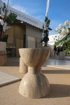 Taburete Travertino Italiano en Travertino Tabaco, "Arco" by Giansanti Home