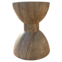 Taburete Travertino Italiano en Travertino Tabaco, "Arco" by Giansanti Home